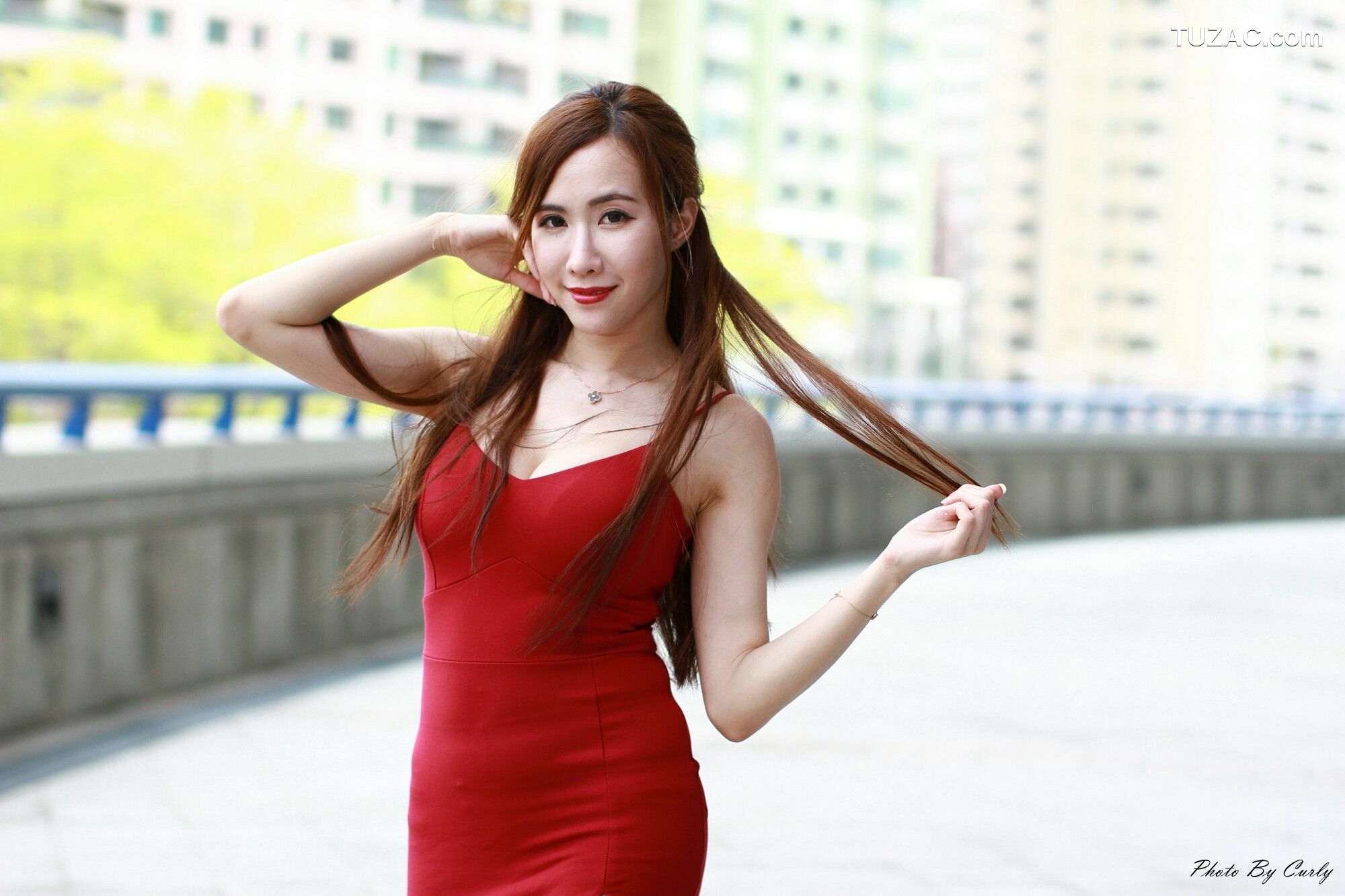 台湾正妹_ Dora妍希《高雄巨蛋~吊带包臀红裙》 写真集[86P]