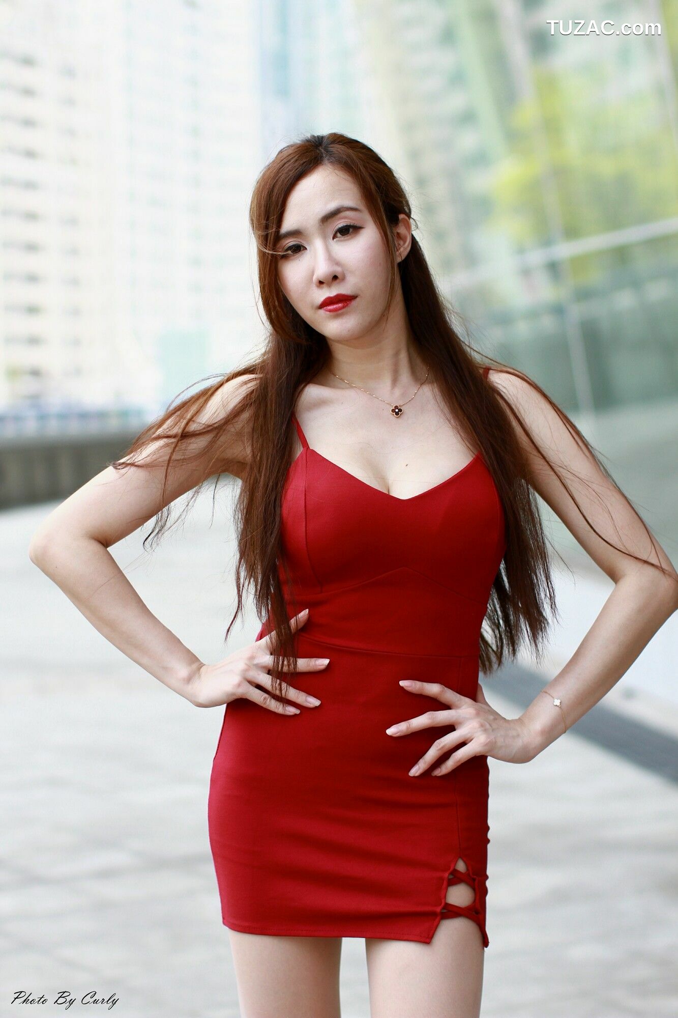 台湾正妹_ Dora妍希《高雄巨蛋~吊带包臀红裙》 写真集[86P]