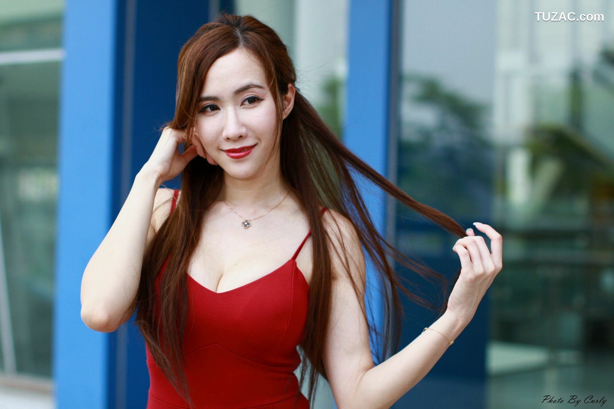 台湾正妹_ Dora妍希《高雄巨蛋~吊带包臀红裙》 写真集[86P]