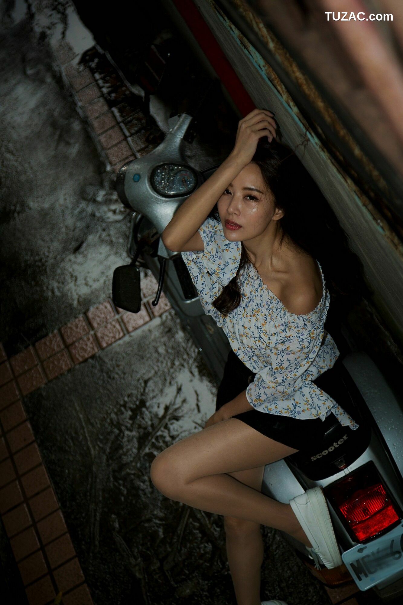 台湾正妹_ Emma江雨恩《西藏路+南機場公寓》 写真集[35P]