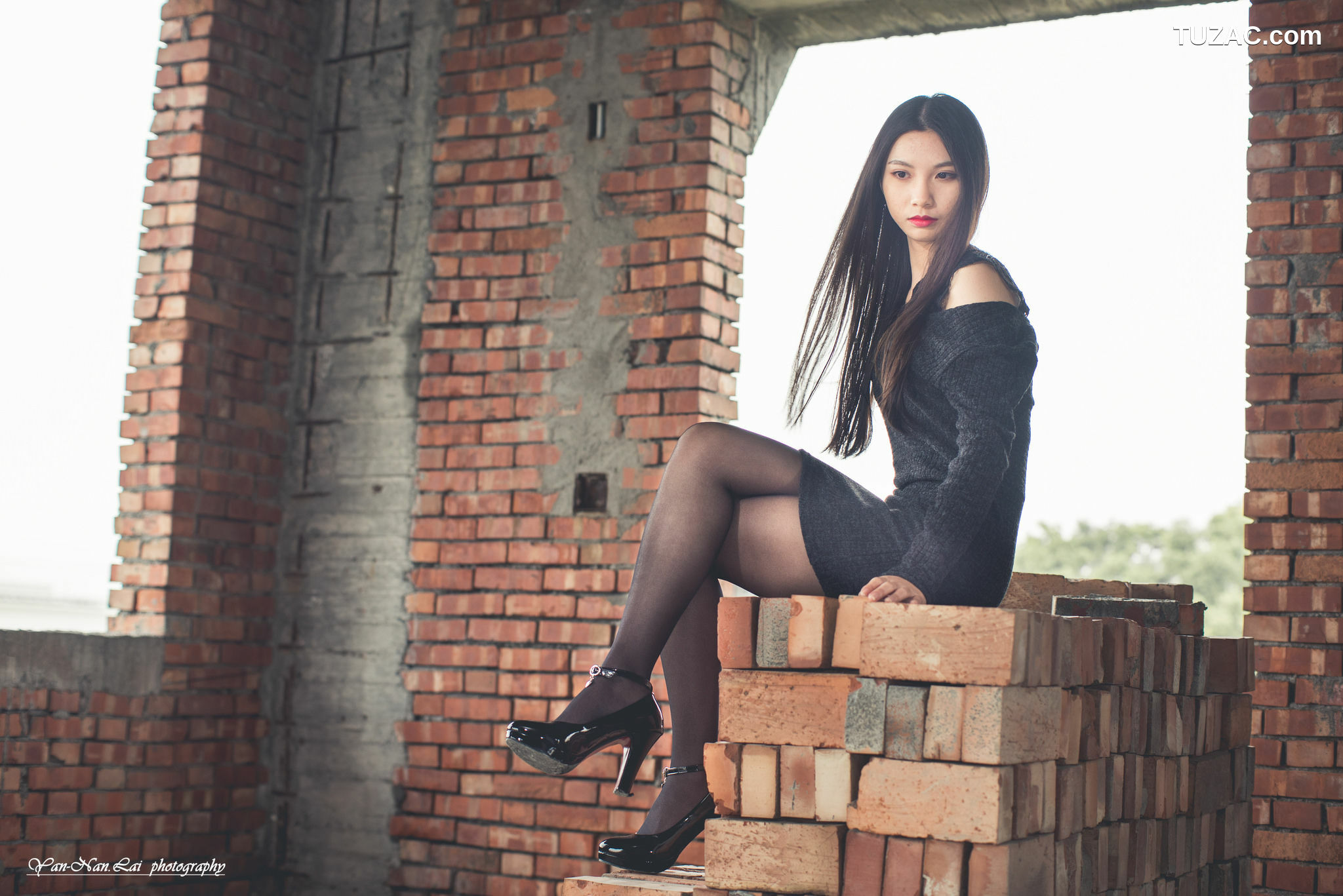 台湾正妹_ Jenny《黑丝外拍》 写真集[39P]