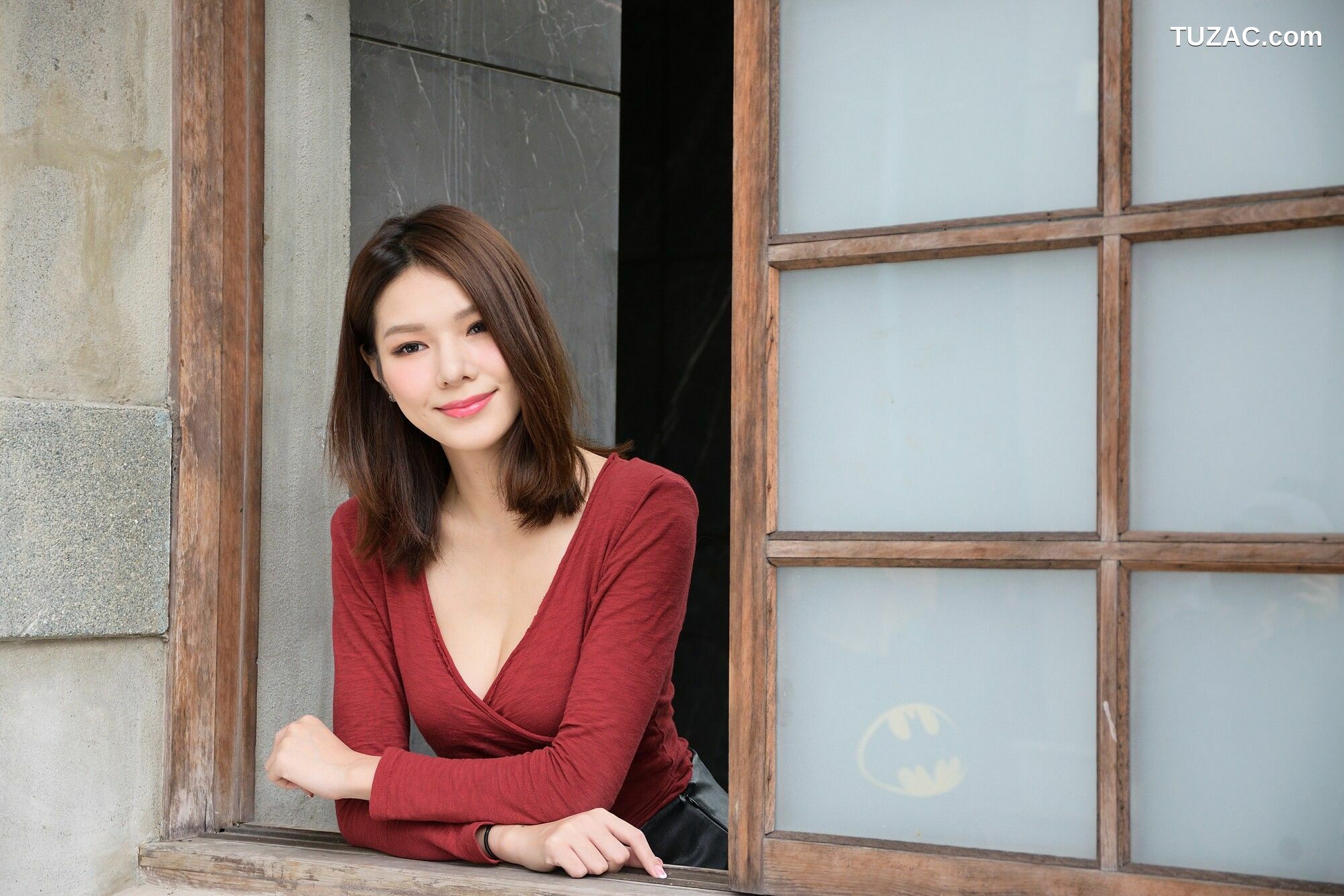 台湾正妹_ Kate - 外拍超短皮裙系列 写真集[33P]
