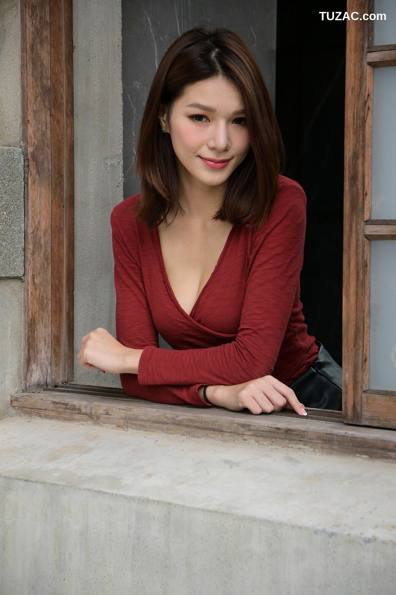 台湾正妹_ Kate - 外拍超短皮裙系列 写真集[33P]