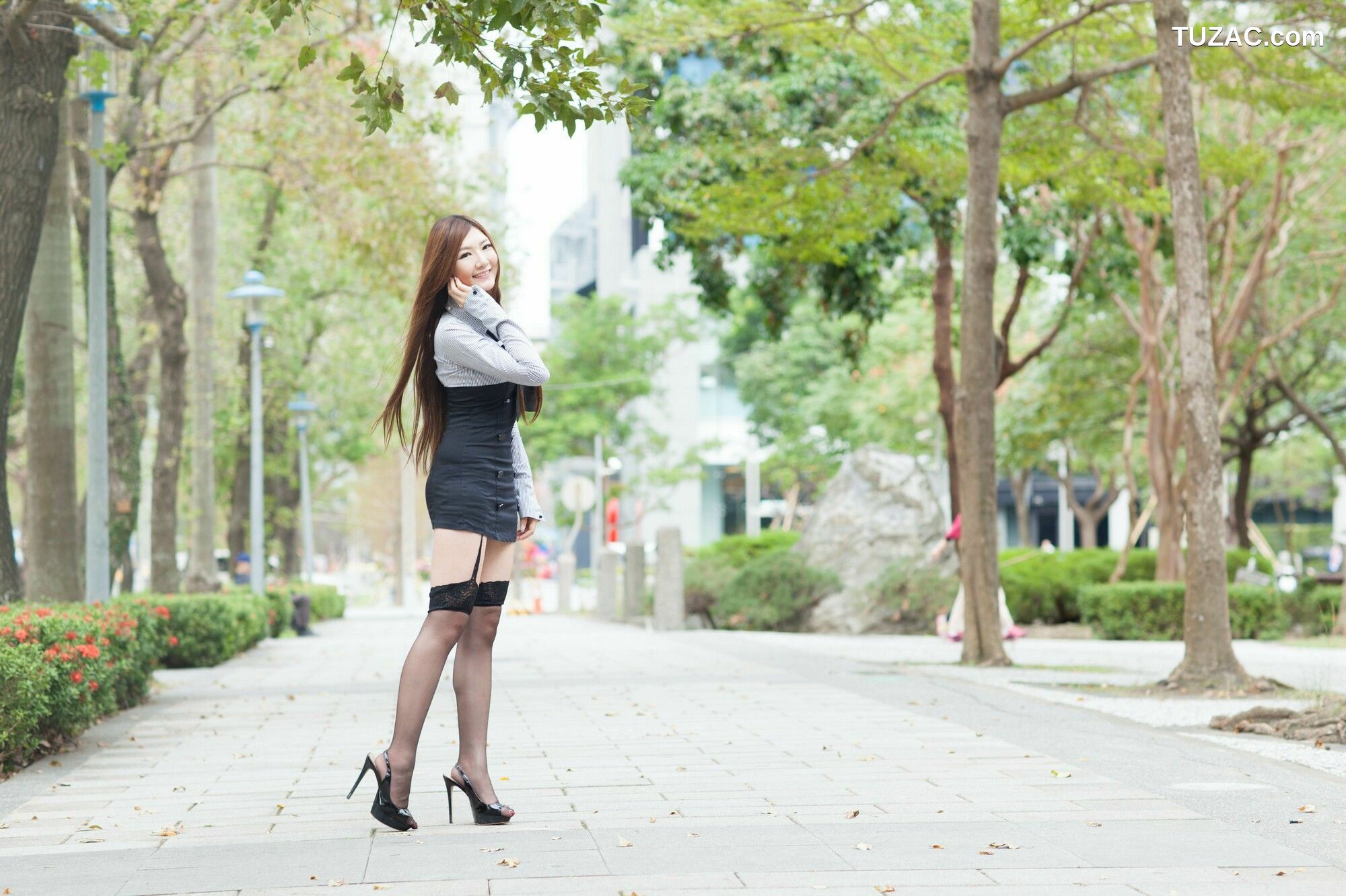 台湾正妹_ Michelle小羽/谢馥羽《信義區 短裙黑丝街拍》 写真集[50P]