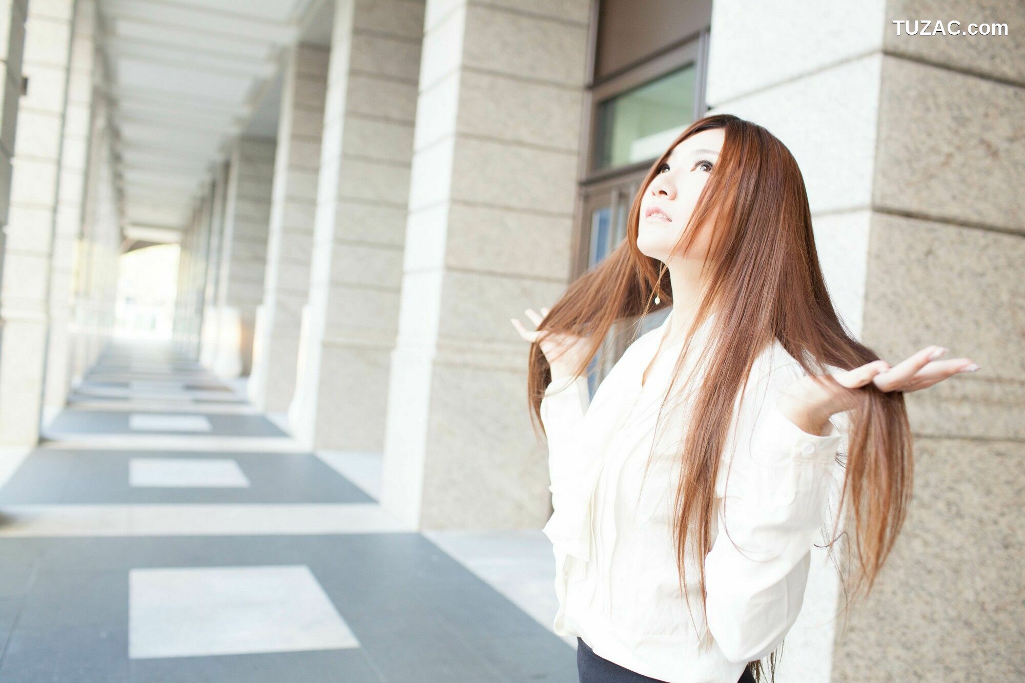 台湾正妹_ Michelle小羽/谢馥羽《信義區街拍黑丝OL系列》 写真集[107P]