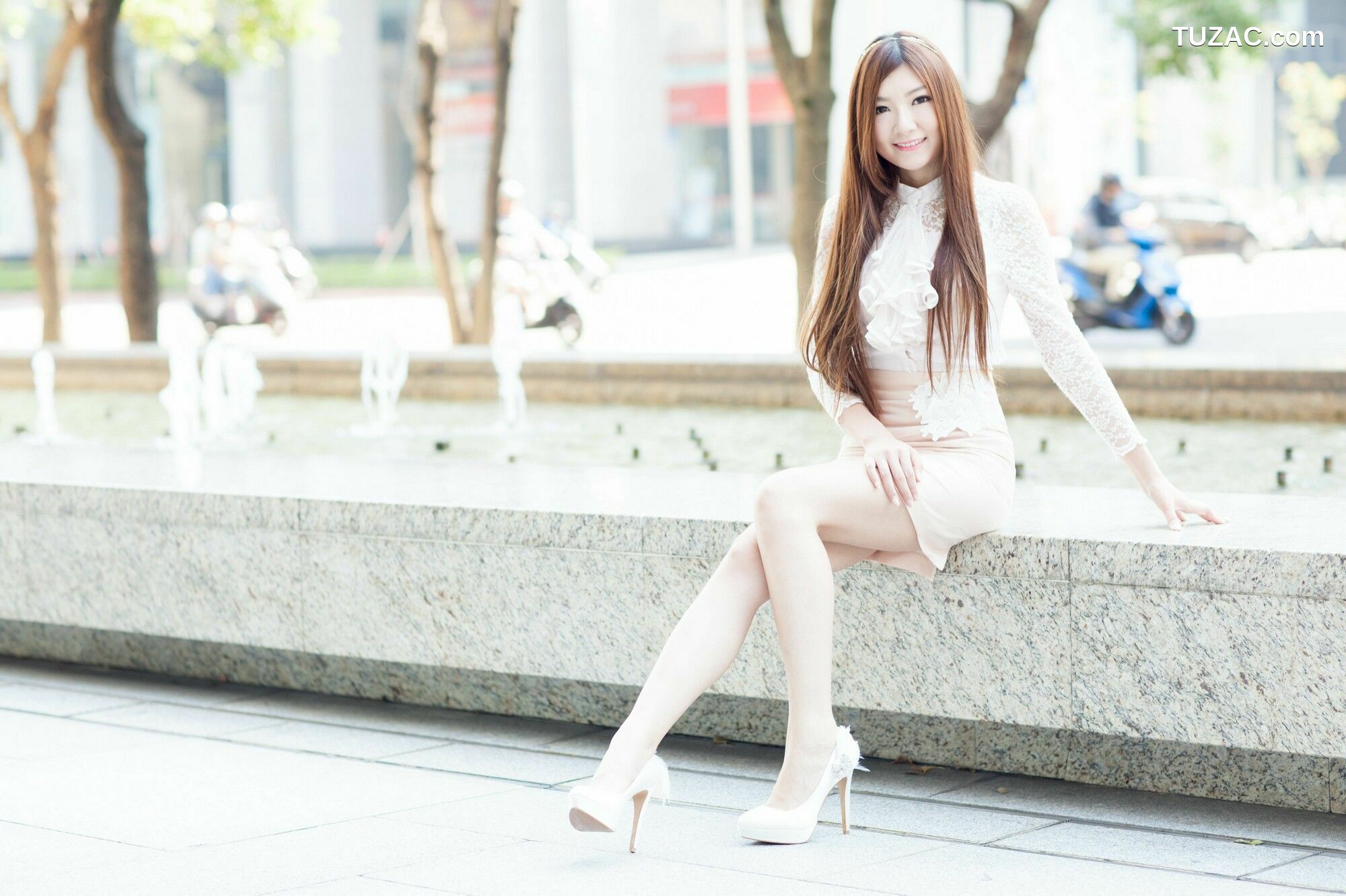 台湾正妹_ Michelle小羽《信義區街拍 蕾丝+包臀短裙》 写真集[109P]