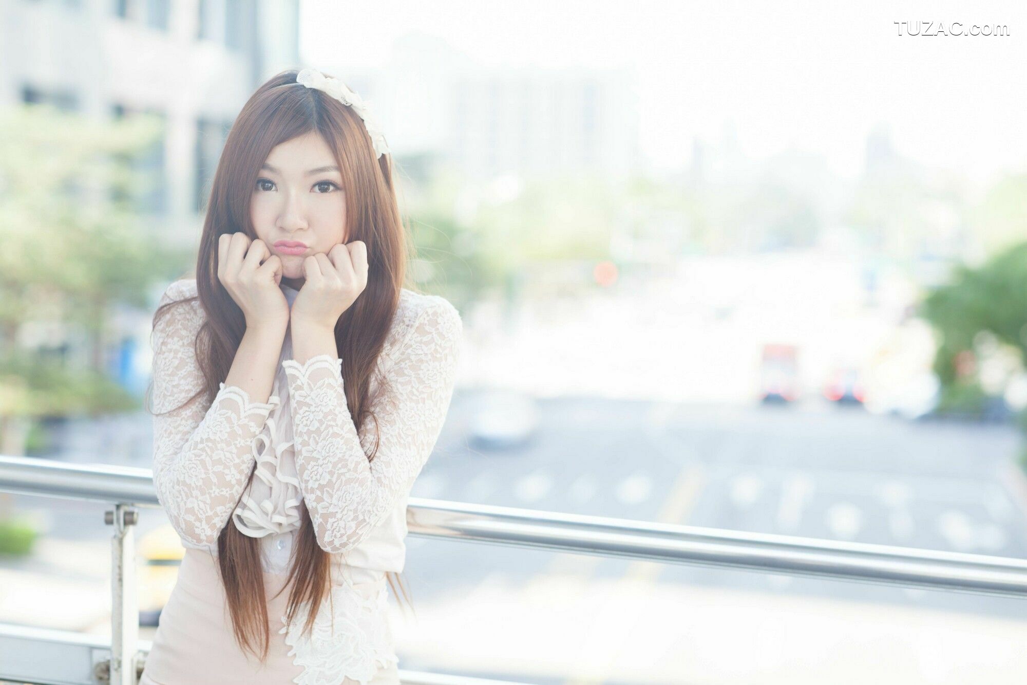 台湾正妹_ Michelle小羽《信義區街拍 蕾丝+包臀短裙》 写真集[109P]