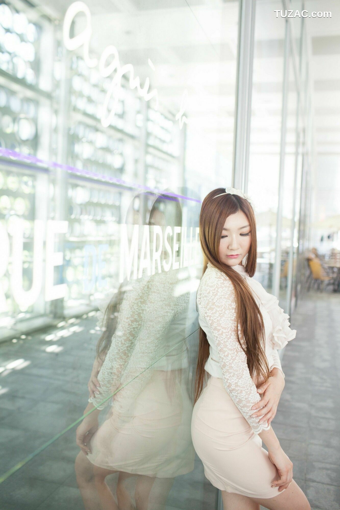 台湾正妹_ Michelle小羽《信義區街拍 蕾丝+包臀短裙》 写真集[109P]