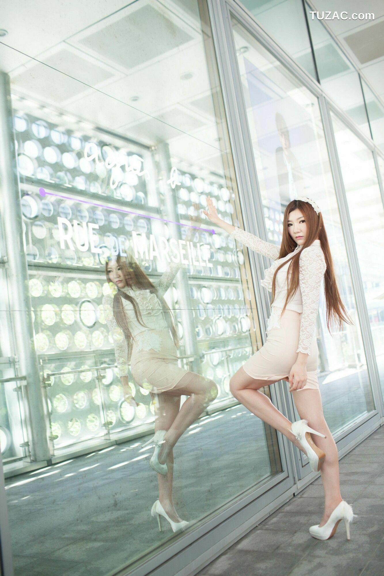 台湾正妹_ Michelle小羽《信義區街拍 蕾丝+包臀短裙》 写真集[109P]