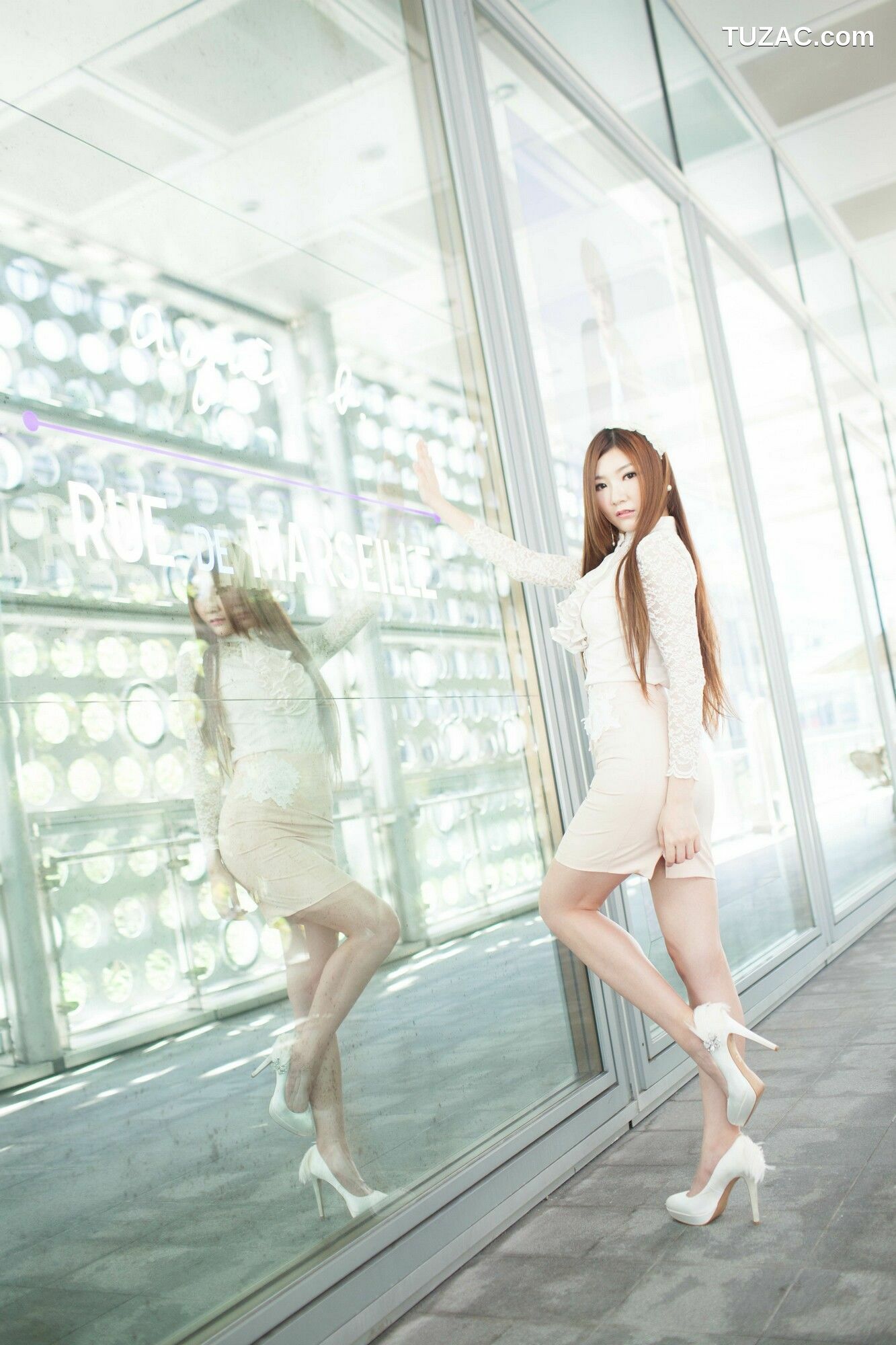 台湾正妹_ Michelle小羽《信義區街拍 蕾丝+包臀短裙》 写真集[109P]