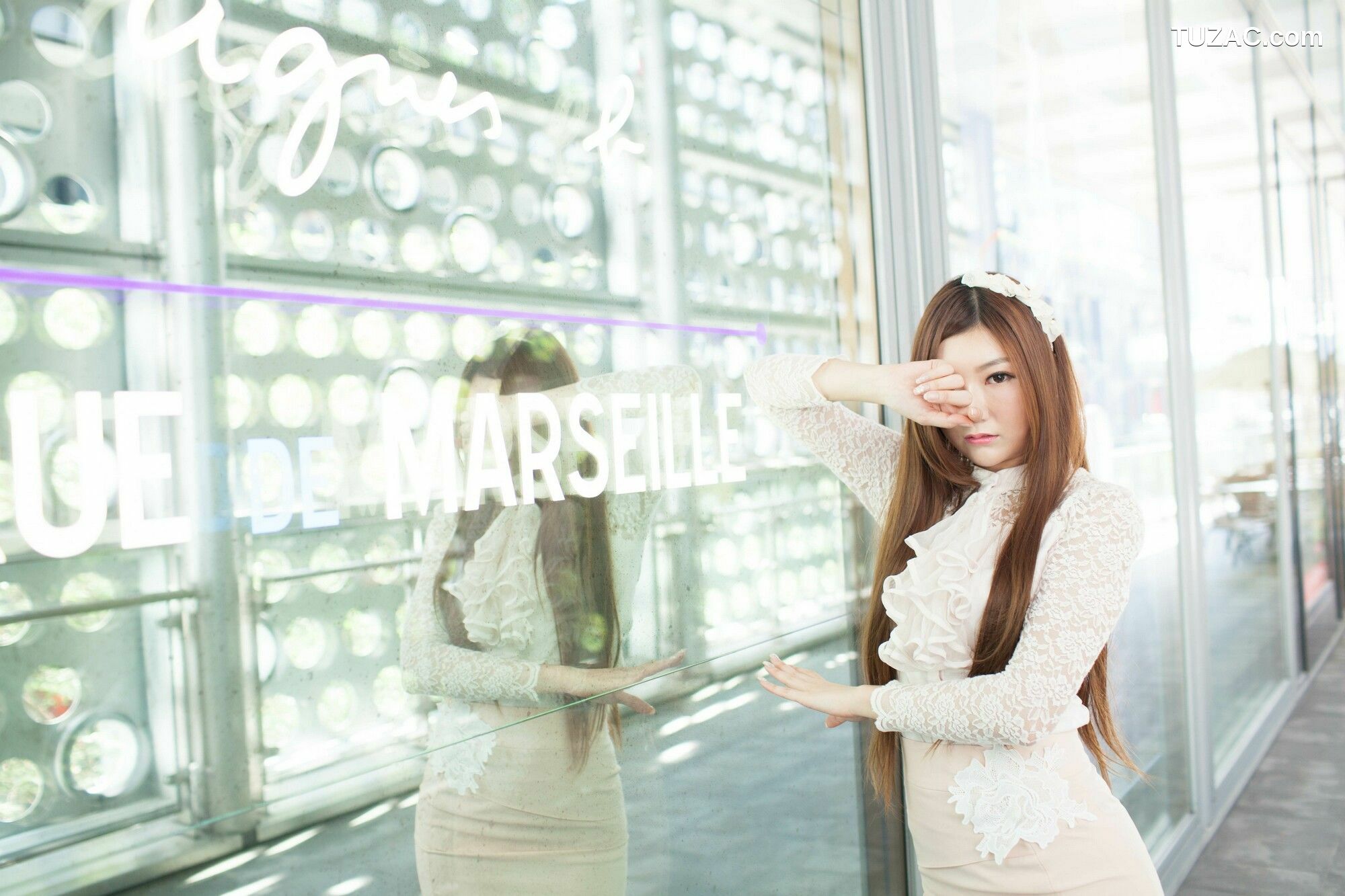 台湾正妹_ Michelle小羽《信義區街拍 蕾丝+包臀短裙》 写真集[109P]