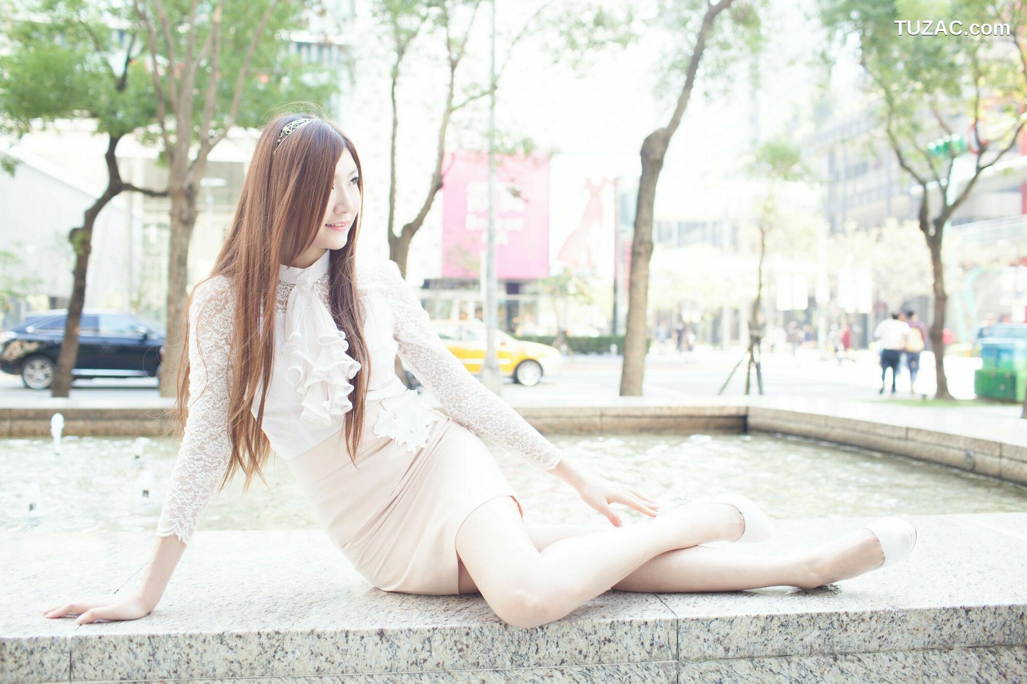 台湾正妹_ Michelle小羽《信義區街拍 蕾丝+包臀短裙》 写真集[109P]