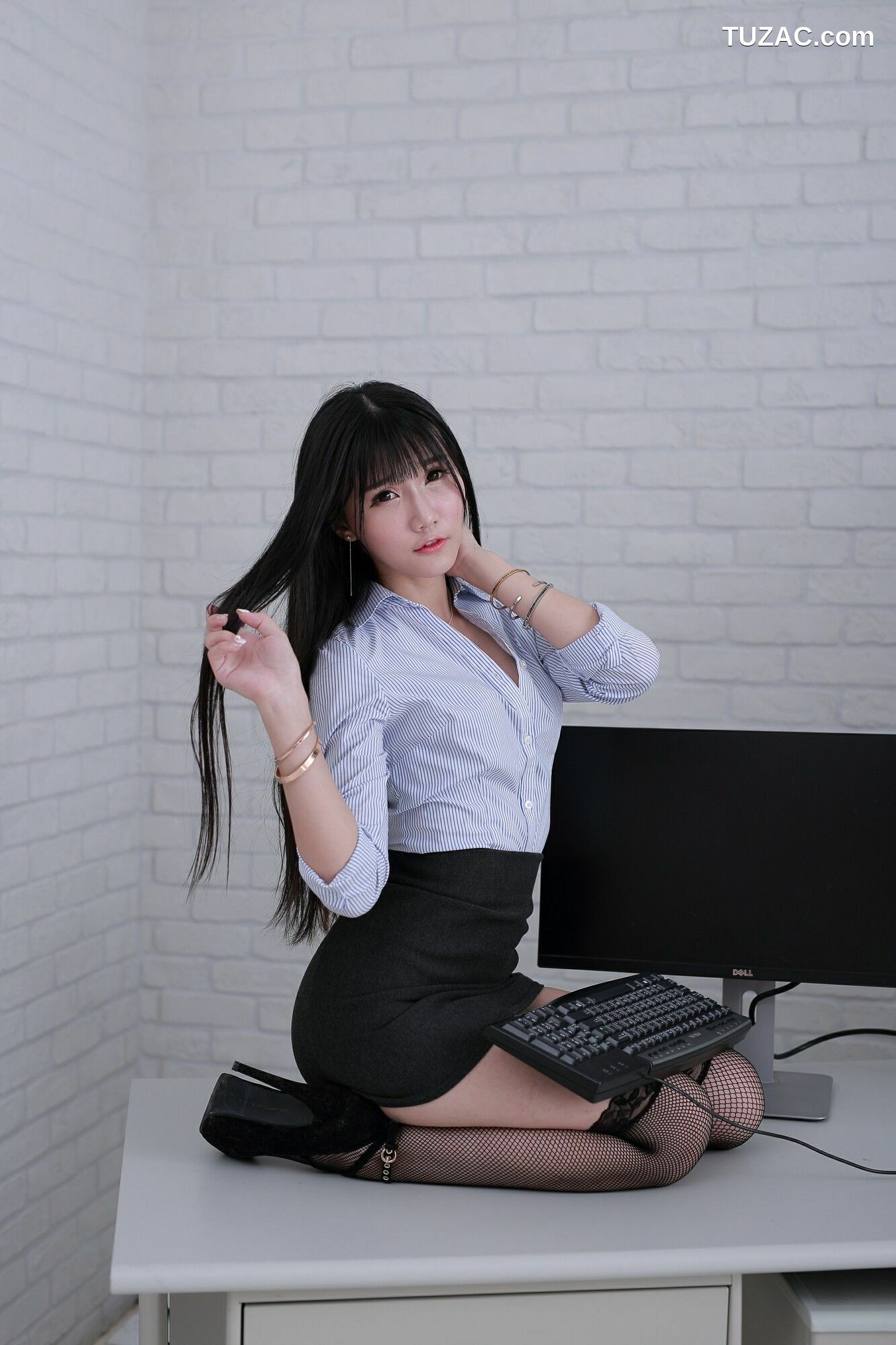 台湾正妹_ 乔乔儿 - 吊带黑丝娇俏OL 写真集[37P]