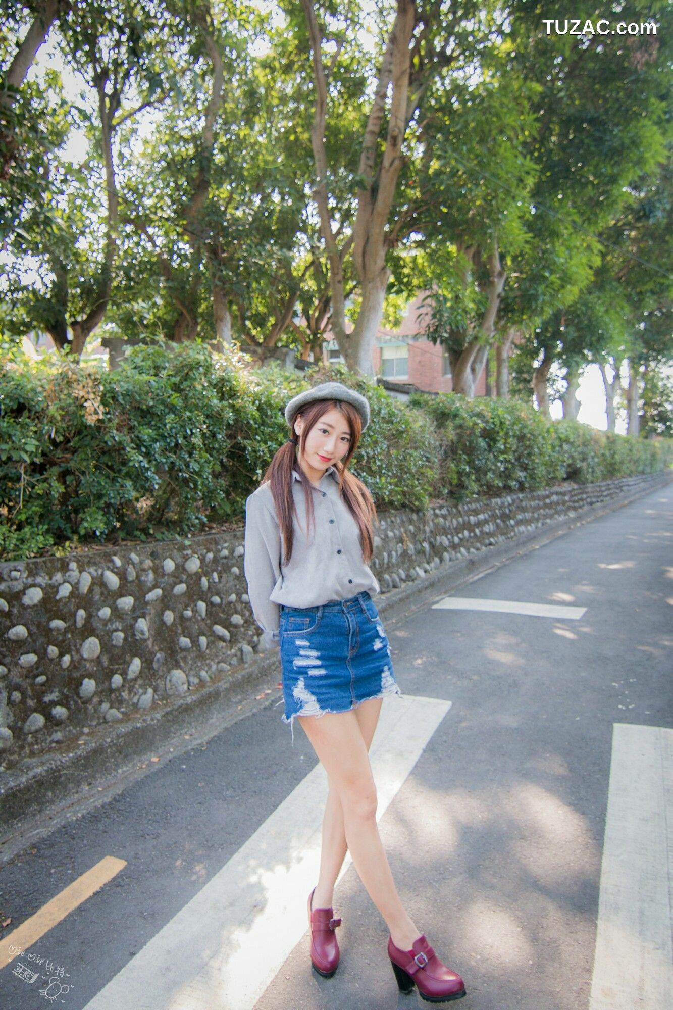 台湾正妹_ 啾比特(张嘉庭)《走光復新村甜美外拍短裙系列》 写真集[56P]