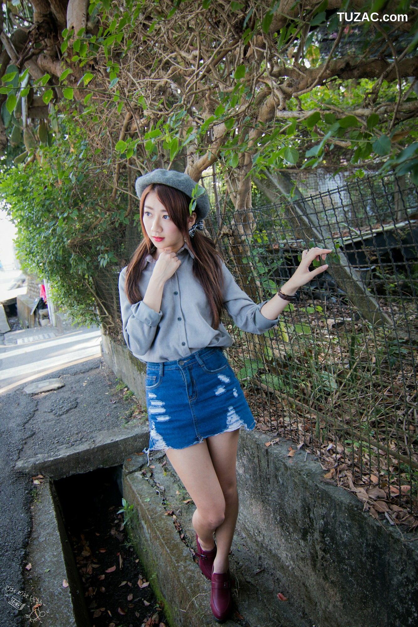 台湾正妹_ 啾比特(张嘉庭)《走光復新村甜美外拍短裙系列》 写真集[56P]