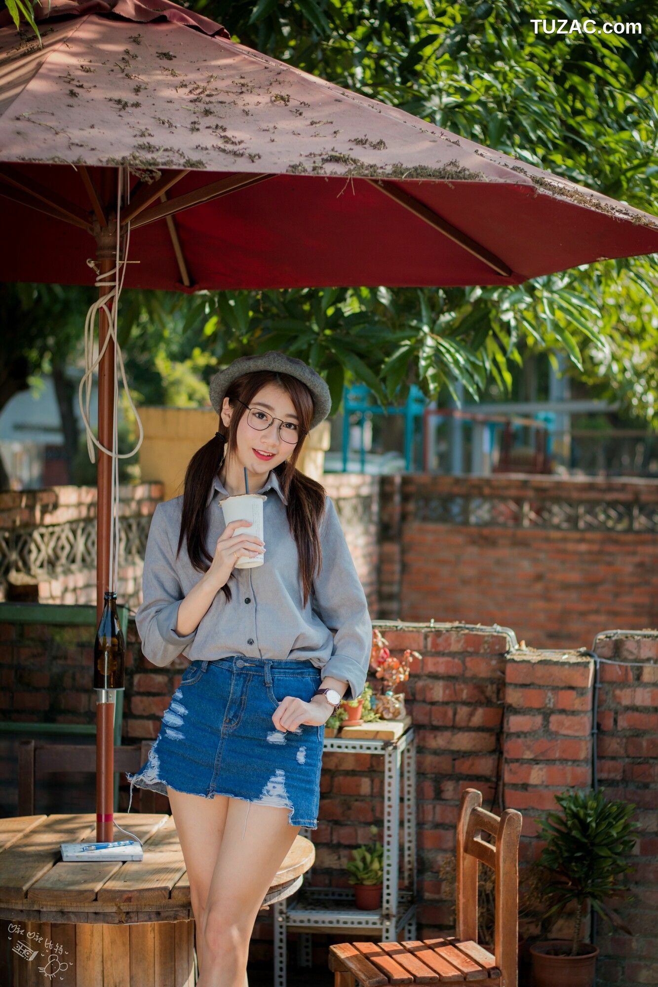 台湾正妹_ 啾比特(张嘉庭)《走光復新村甜美外拍短裙系列》 写真集[56P]