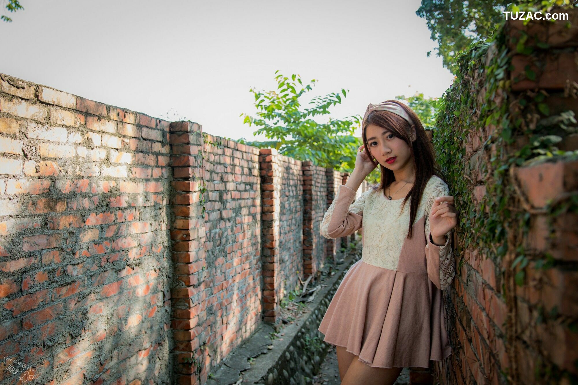 台湾正妹_ 啾比特(张嘉庭)《走光復新村甜美外拍短裙系列》 写真集[56P]