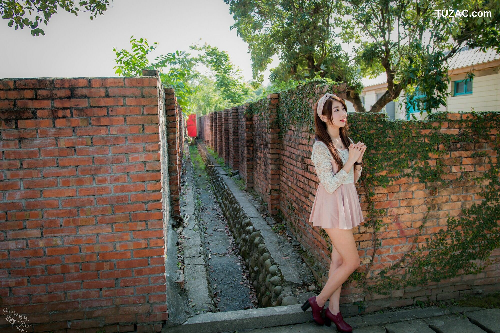 台湾正妹_ 啾比特(张嘉庭)《走光復新村甜美外拍短裙系列》 写真集[56P]