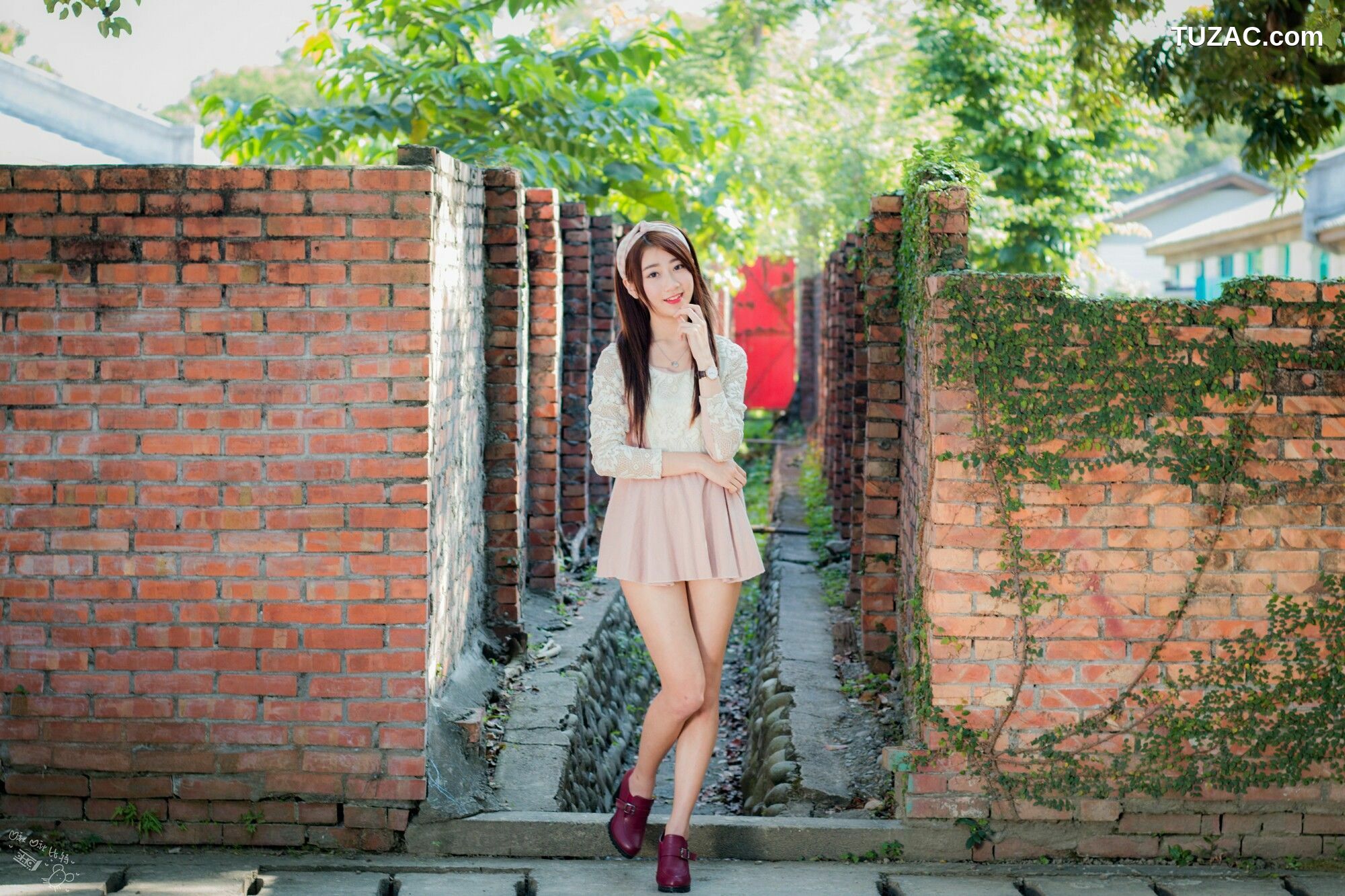 台湾正妹_ 啾比特(张嘉庭)《走光復新村甜美外拍短裙系列》 写真集[56P]