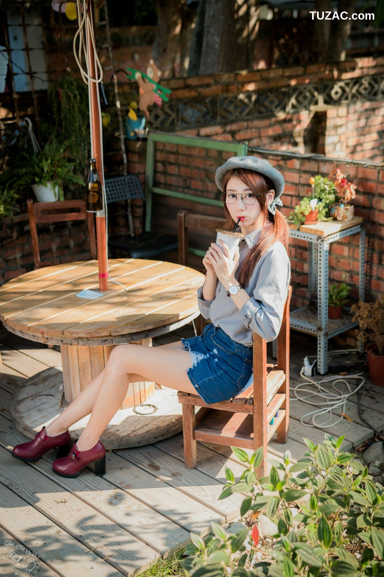 台湾正妹_ 啾比特(张嘉庭)《走光復新村甜美外拍短裙系列》 写真集[56P]