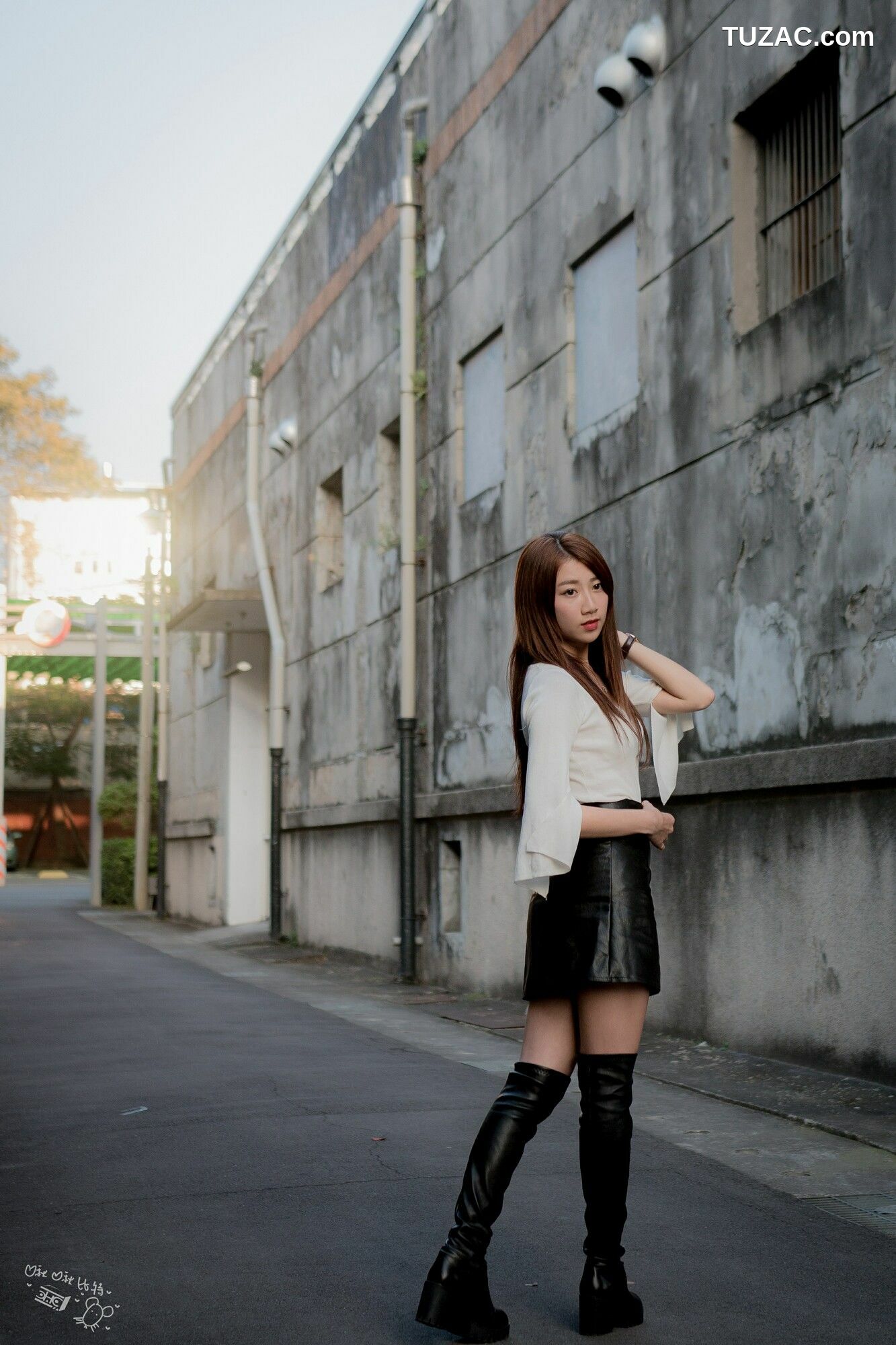 台湾正妹_ 啾比特(张嘉庭)《走光復新村甜美外拍短裙系列》 写真集[56P]