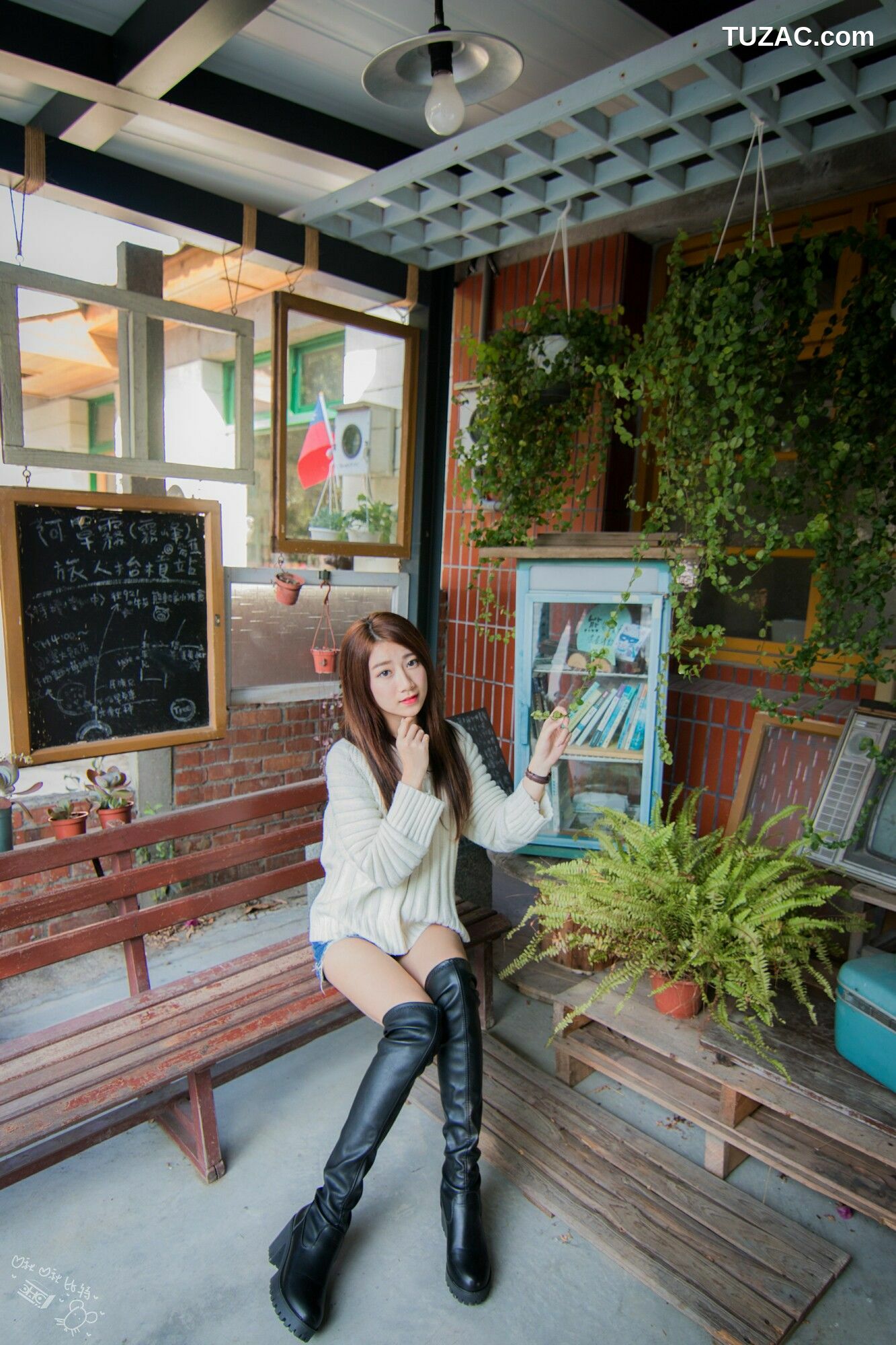 台湾正妹_ 啾比特(张嘉庭)《走光復新村甜美外拍短裙系列》 写真集[56P]