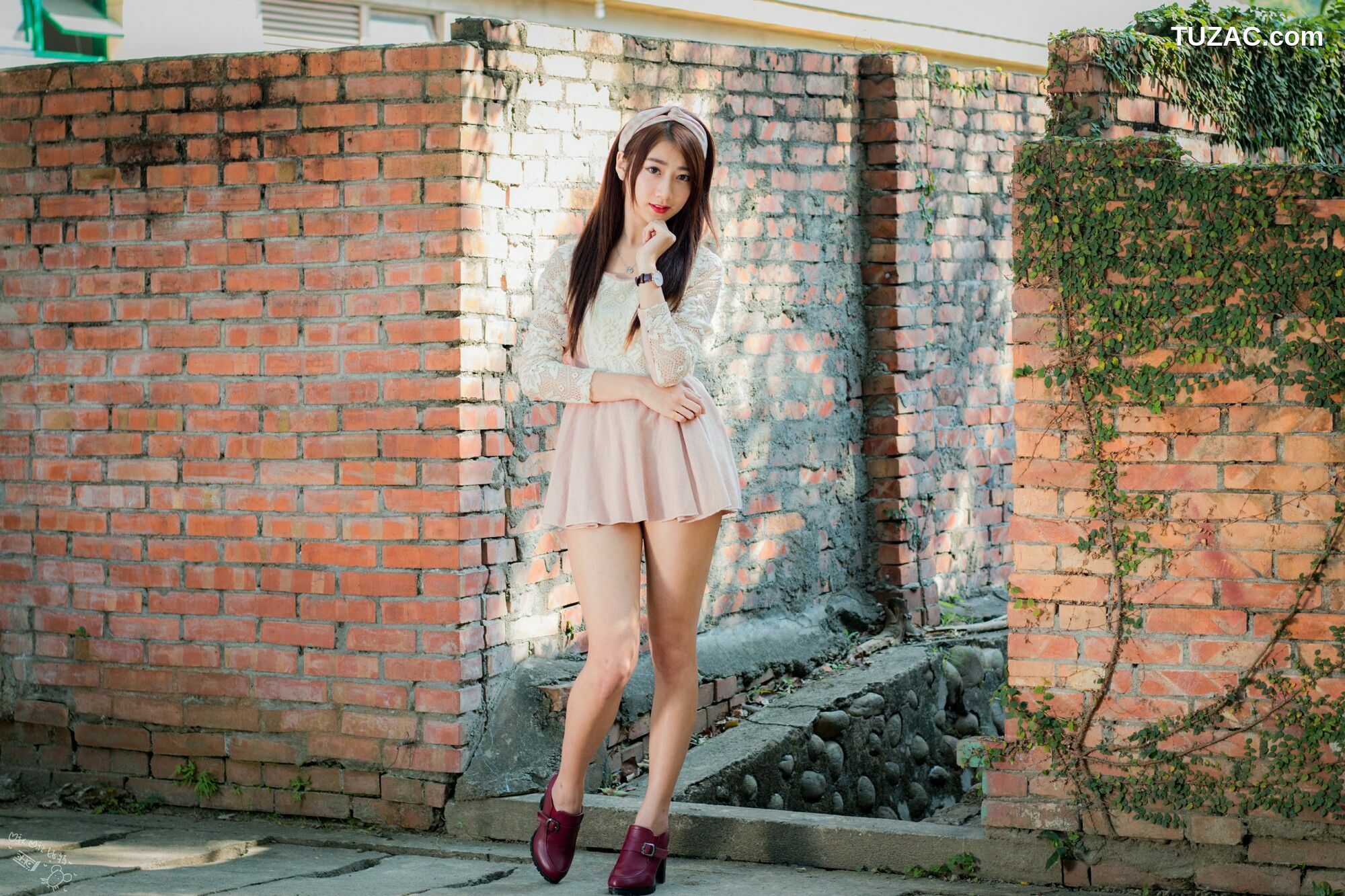 台湾正妹_ 啾比特(张嘉庭)《走光復新村甜美外拍短裙系列》 写真集[56P]