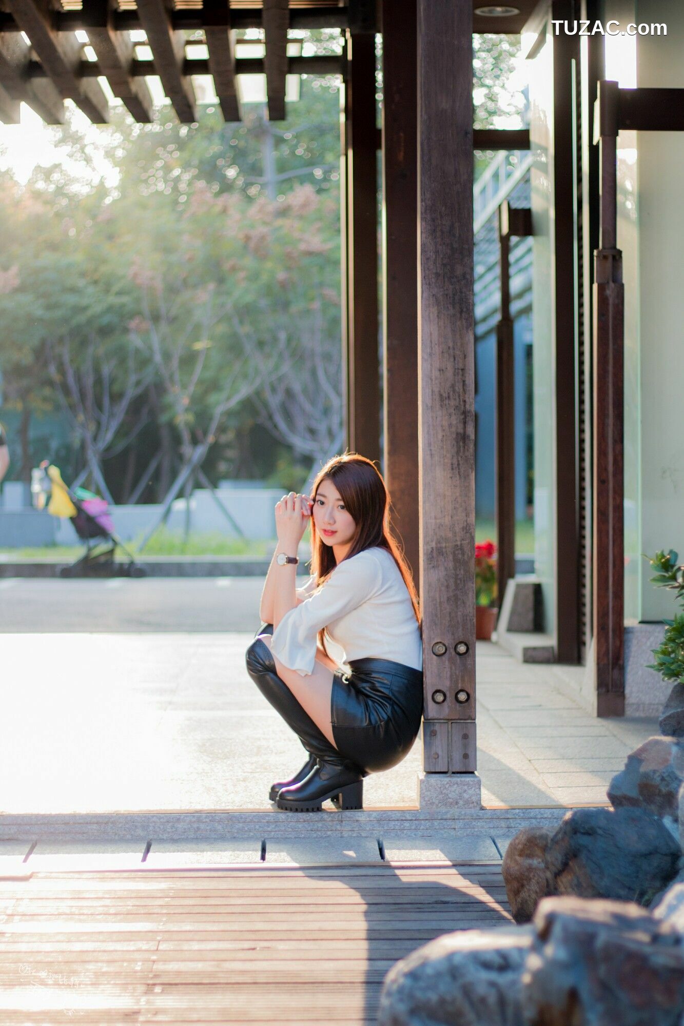 台湾正妹_ 啾比特(张嘉庭)《走光復新村甜美外拍短裙系列》 写真集[56P]