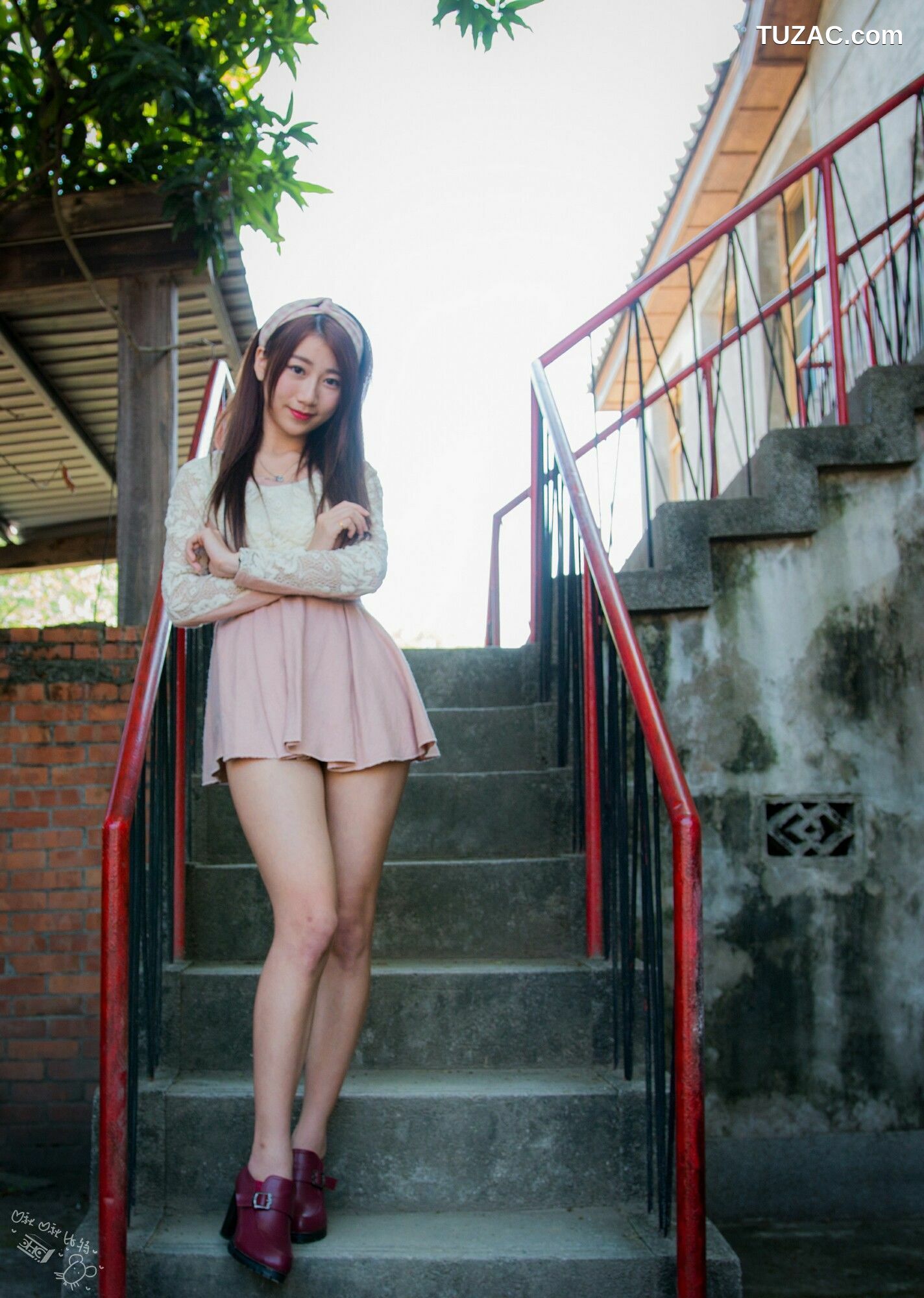 台湾正妹_ 啾比特(张嘉庭)《走光復新村甜美外拍短裙系列》 写真集[56P]