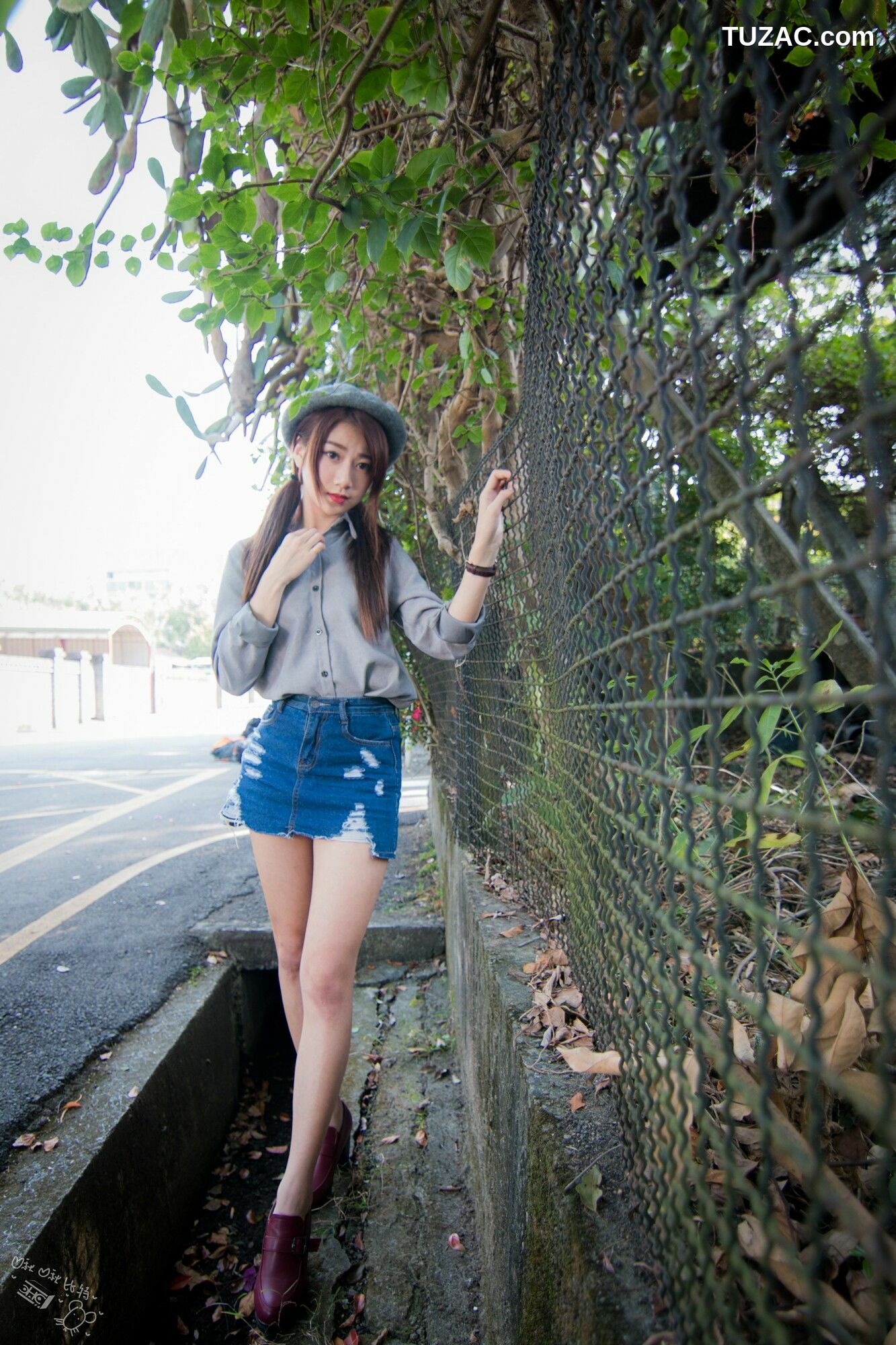 台湾正妹_ 啾比特(张嘉庭)《走光復新村甜美外拍短裙系列》 写真集[56P]