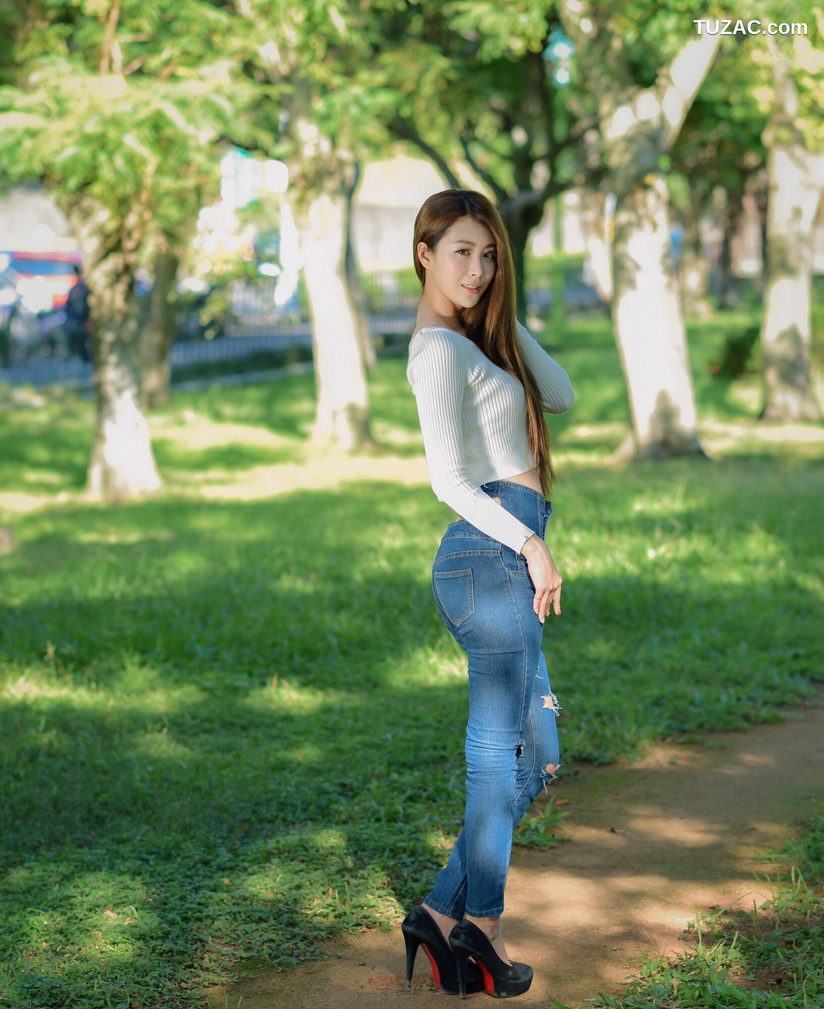 台湾正妹_ 夏晴Miso《公园牛仔紧身裤美腿》 写真集[57P]