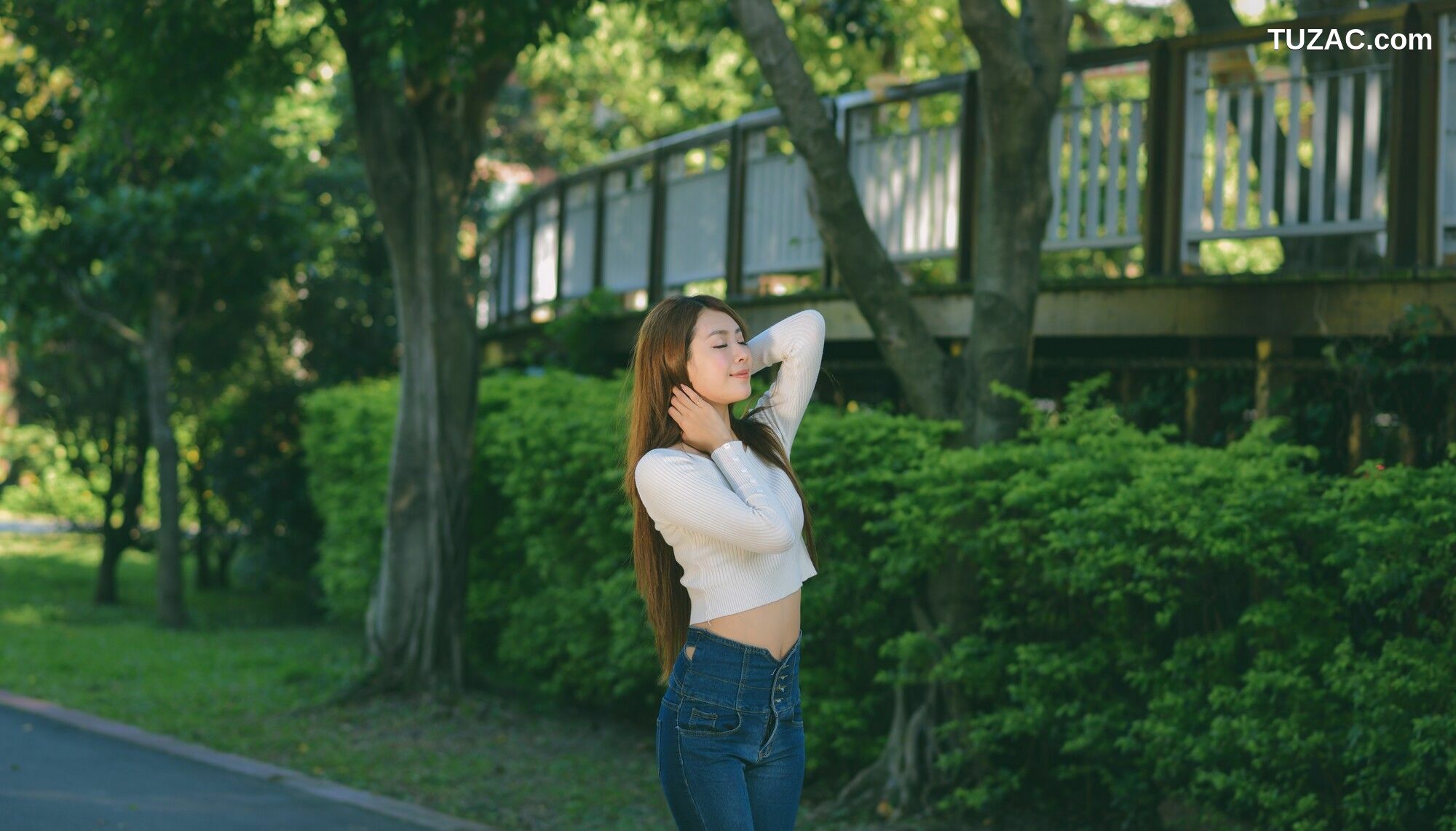 台湾正妹_ 夏晴Miso《公园牛仔紧身裤美腿》 写真集[57P]