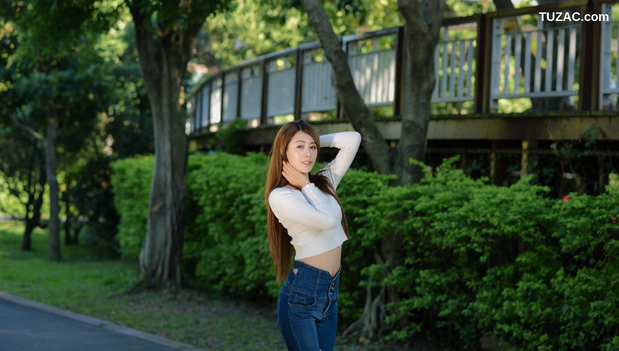 台湾正妹_ 夏晴Miso《公园牛仔紧身裤美腿》 写真集[57P]