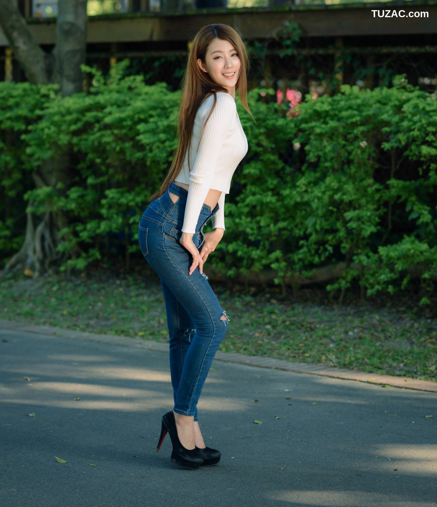 台湾正妹_ 夏晴Miso《公园牛仔紧身裤美腿》 写真集[57P]