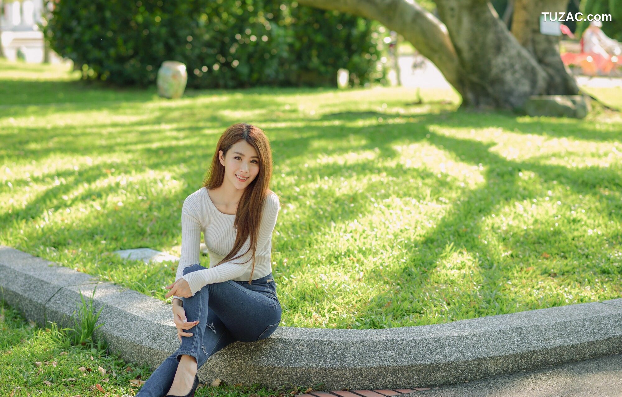 台湾正妹_ 夏晴Miso《公园牛仔紧身裤美腿》 写真集[57P]