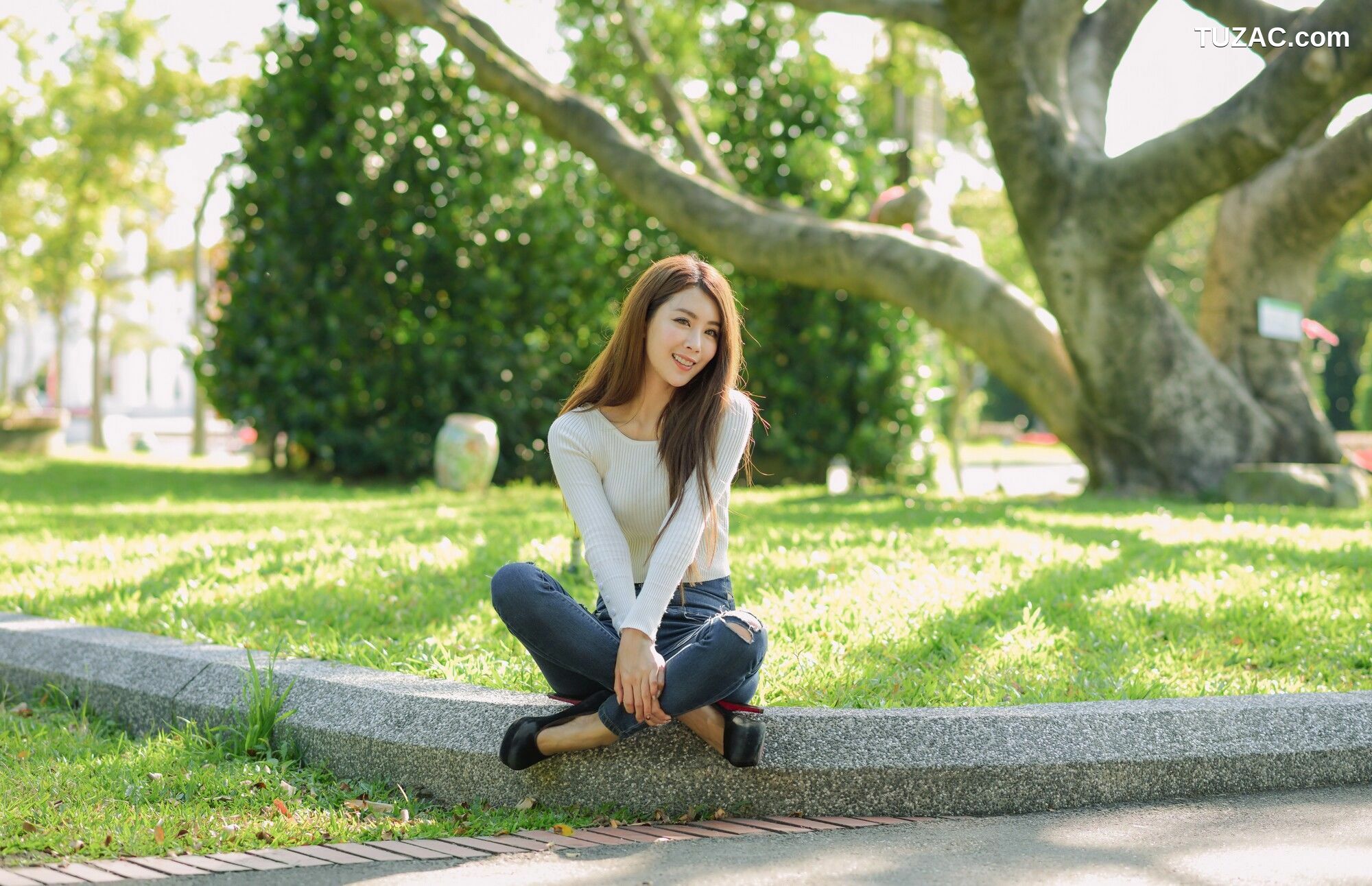 台湾正妹_ 夏晴Miso《公园牛仔紧身裤美腿》 写真集[57P]
