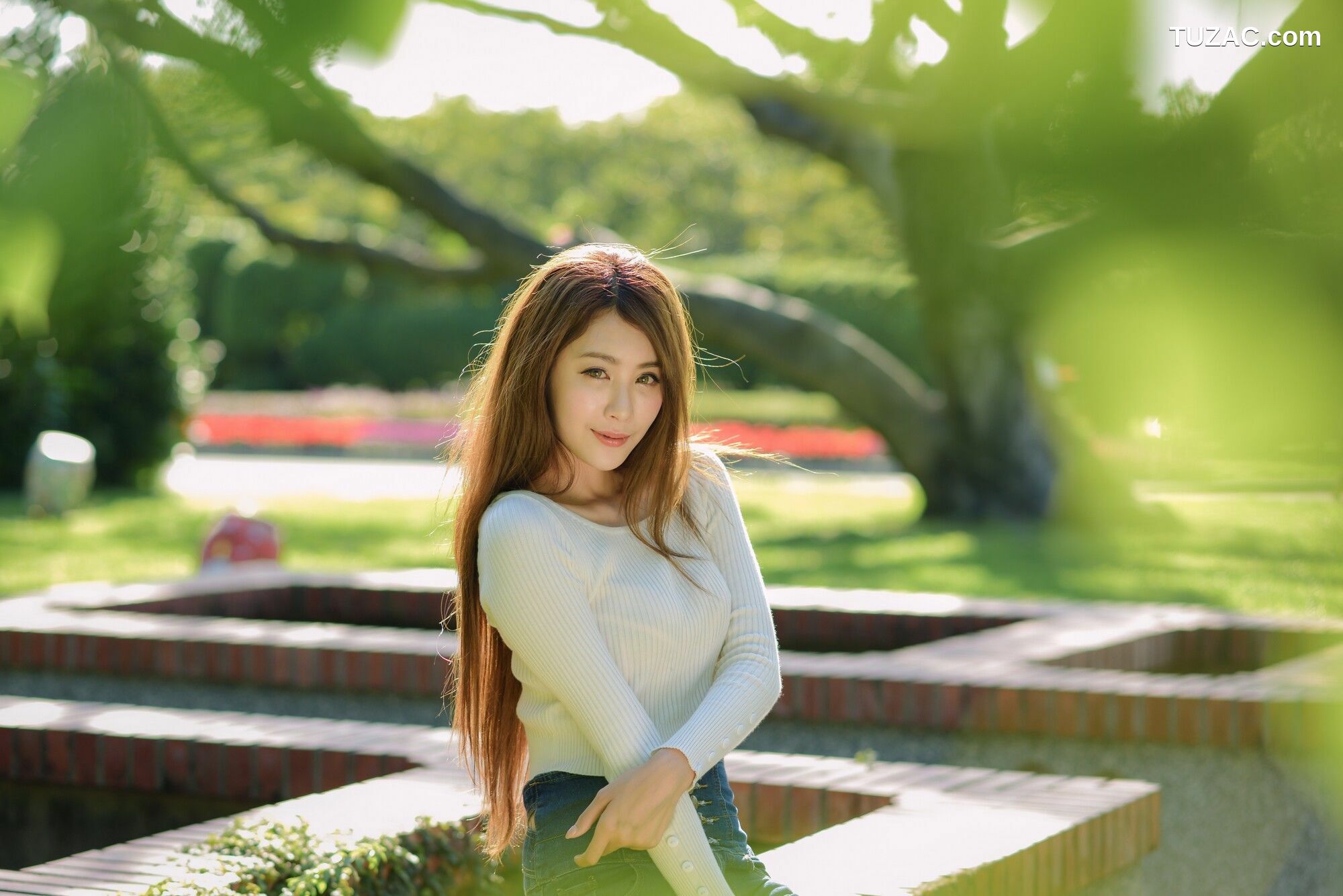 台湾正妹_ 夏晴Miso《公园牛仔紧身裤美腿》 写真集[57P]