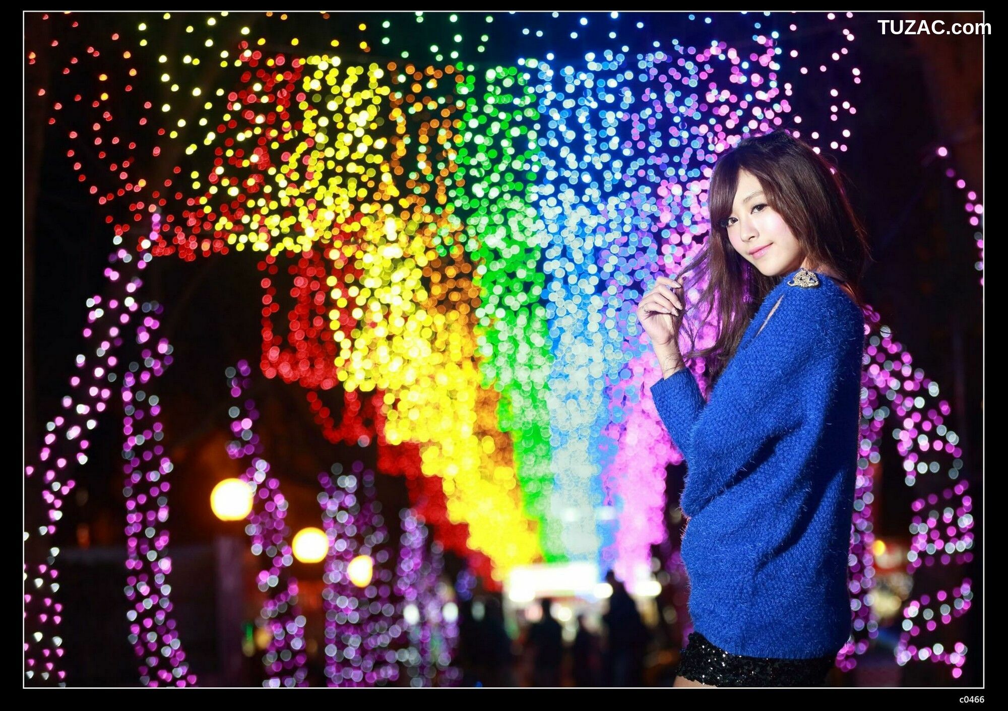 台湾正妹_ 夏晴Miso《圣诞夜黑丝街拍》 写真集[97P]