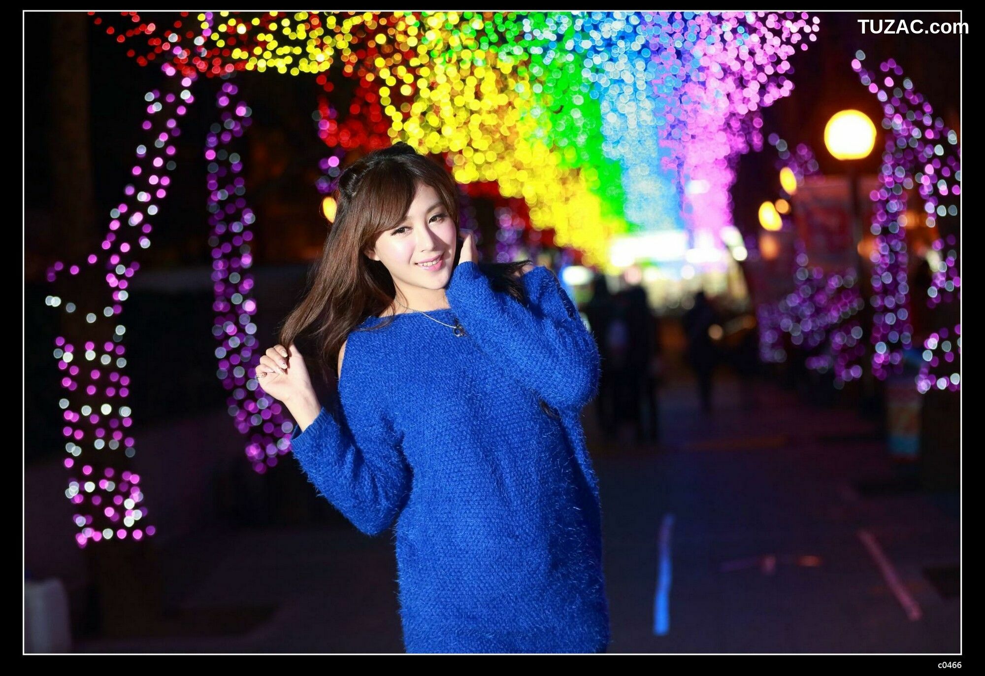 台湾正妹_ 夏晴Miso《圣诞夜黑丝街拍》 写真集[97P]
