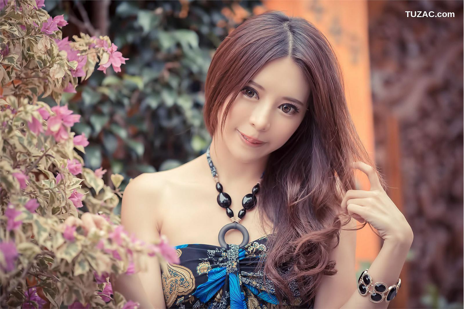 台湾正妹_ 大眼正妹张齐郡《炫彩外拍》写真集[67P]