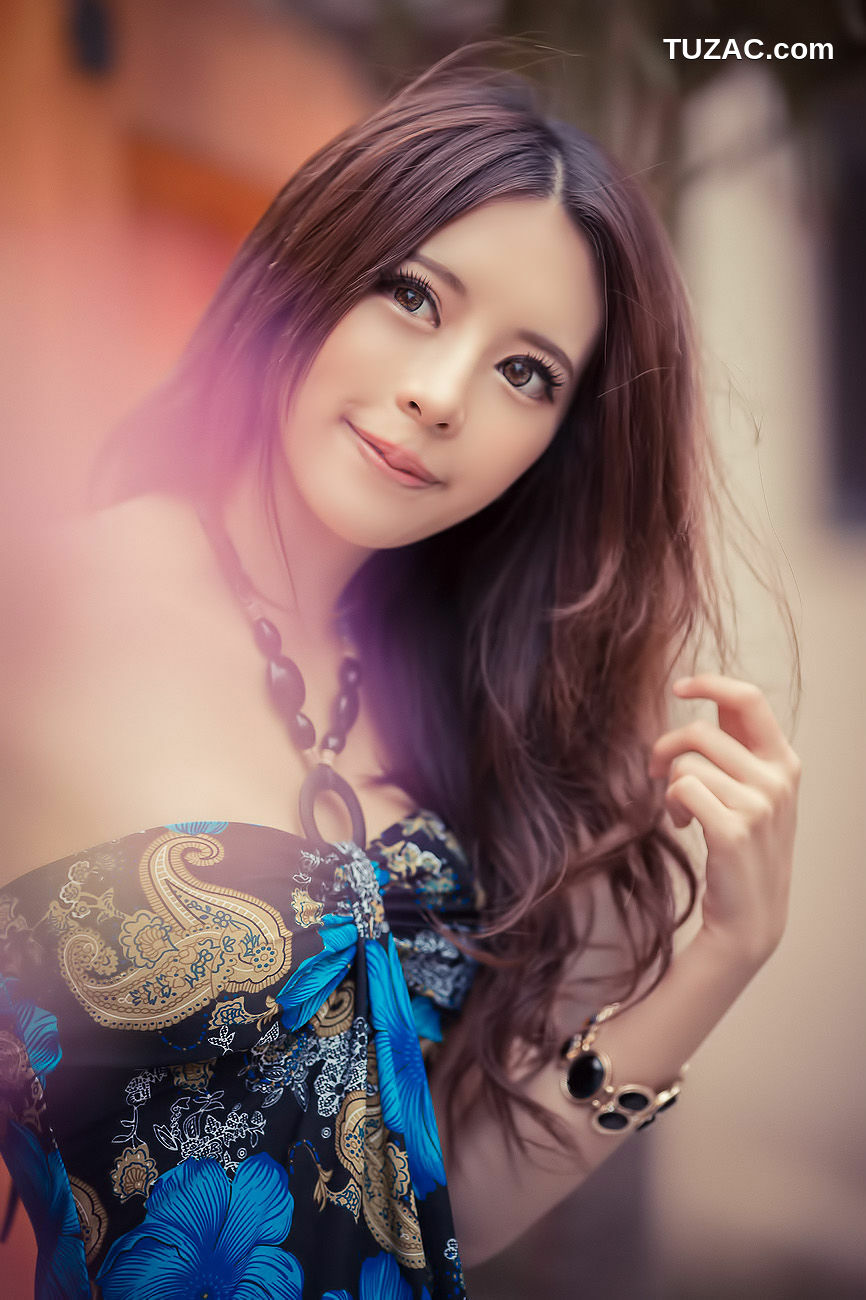 台湾正妹_ 大眼正妹张齐郡《炫彩外拍》写真集[67P]