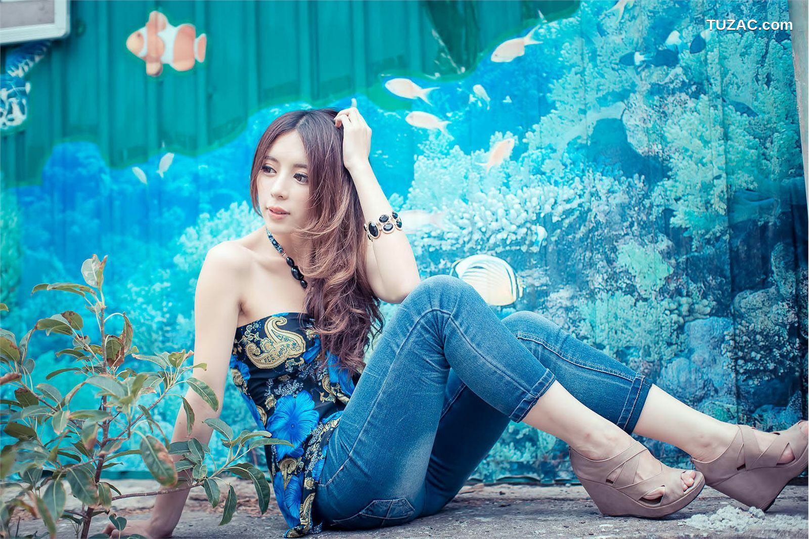 台湾正妹_ 大眼正妹张齐郡《炫彩外拍》写真集[67P]