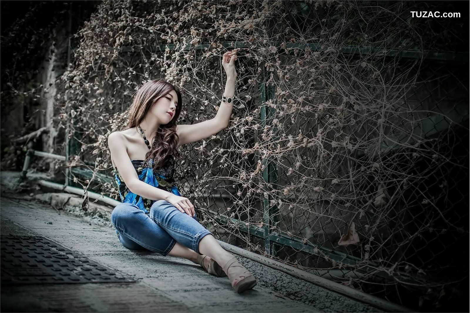 台湾正妹_ 大眼正妹张齐郡《炫彩外拍》写真集[67P]