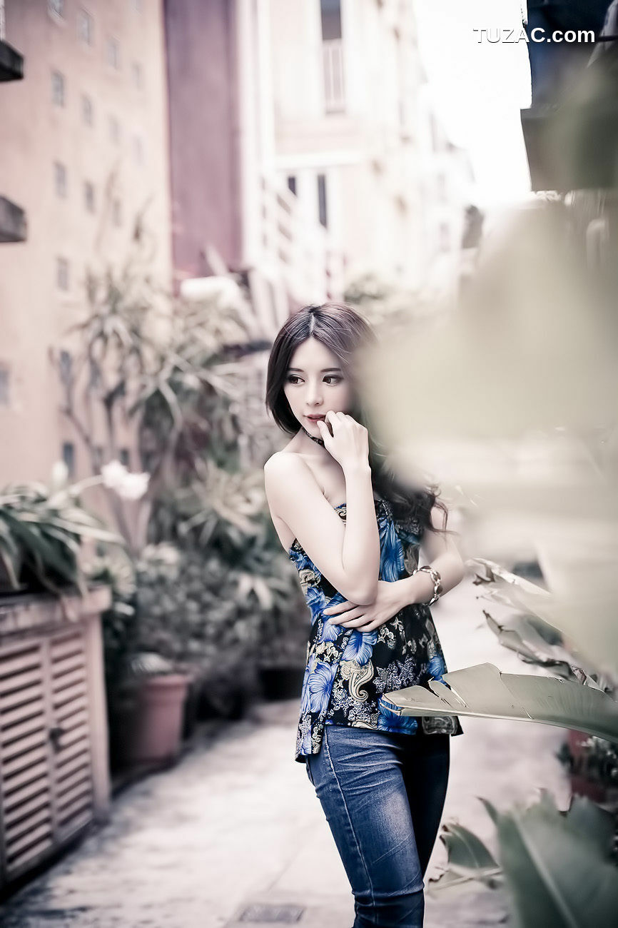 台湾正妹_ 大眼正妹张齐郡《炫彩外拍》写真集[67P]