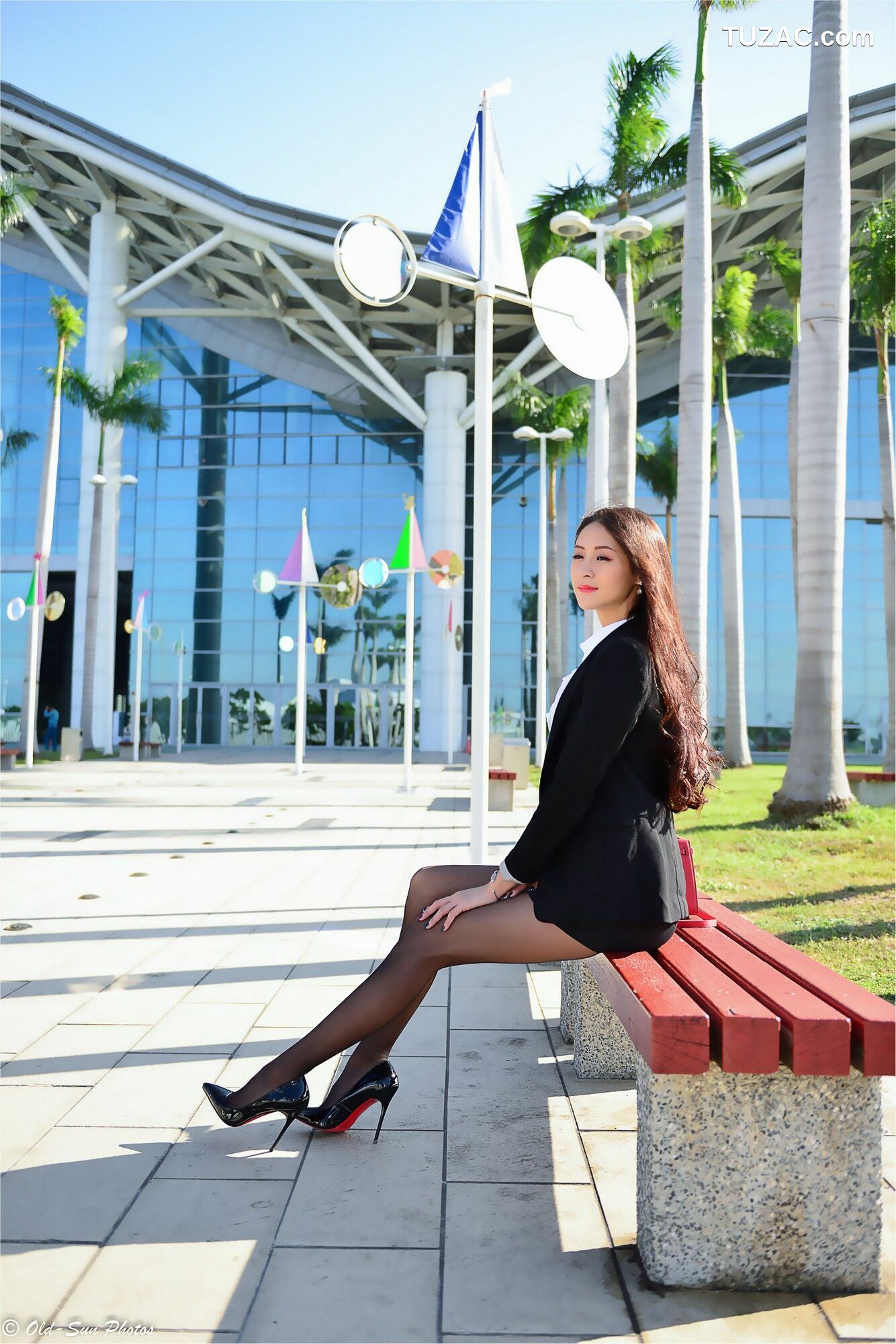 台湾正妹_ 小梵《展覽館旁OL街拍》 写真集[86P]