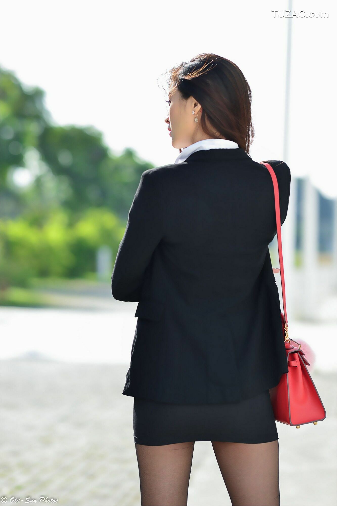 台湾正妹_ 小梵《展覽館旁OL街拍》 写真集[86P]