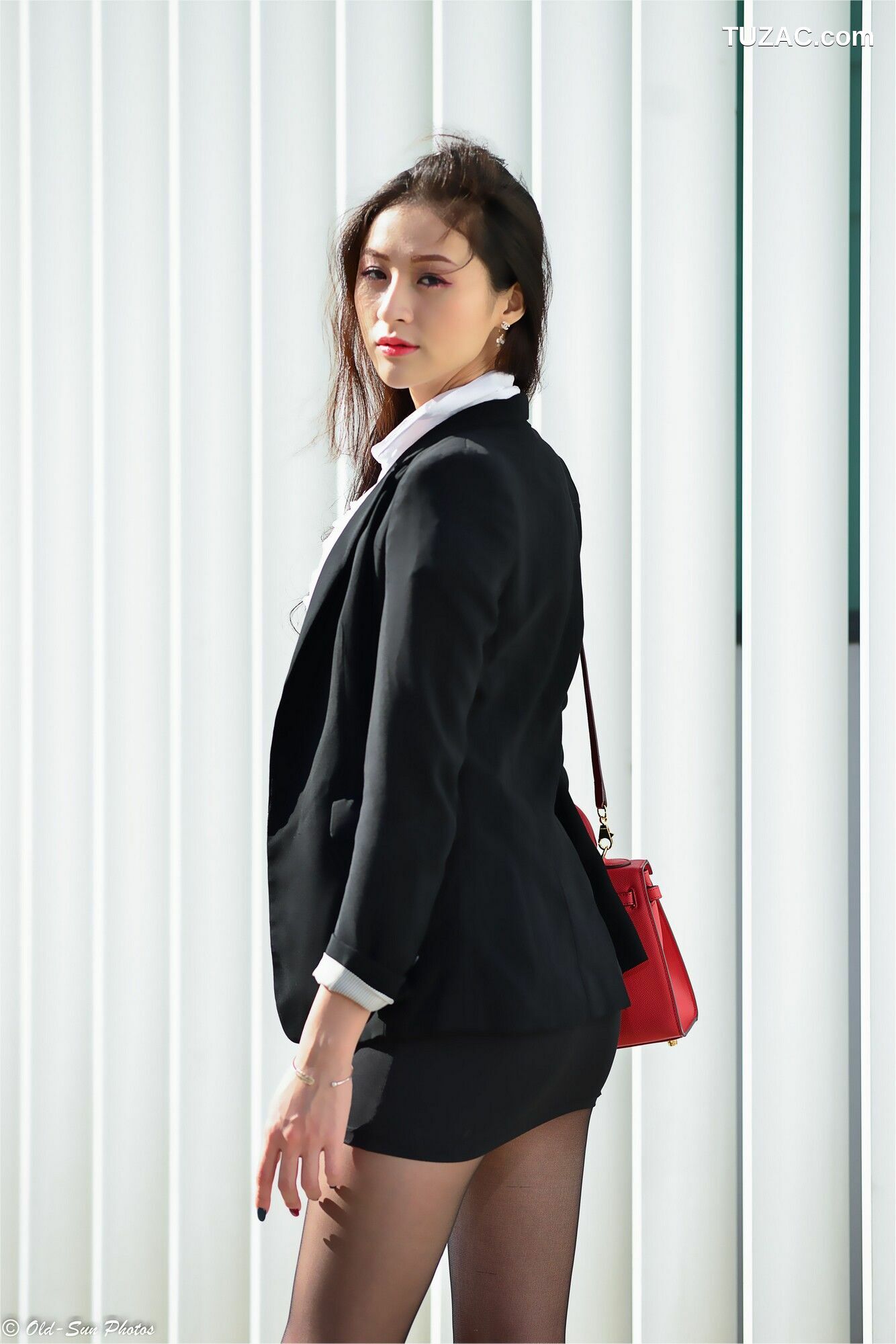 台湾正妹_ 小梵《展覽館旁OL街拍》 写真集[86P]