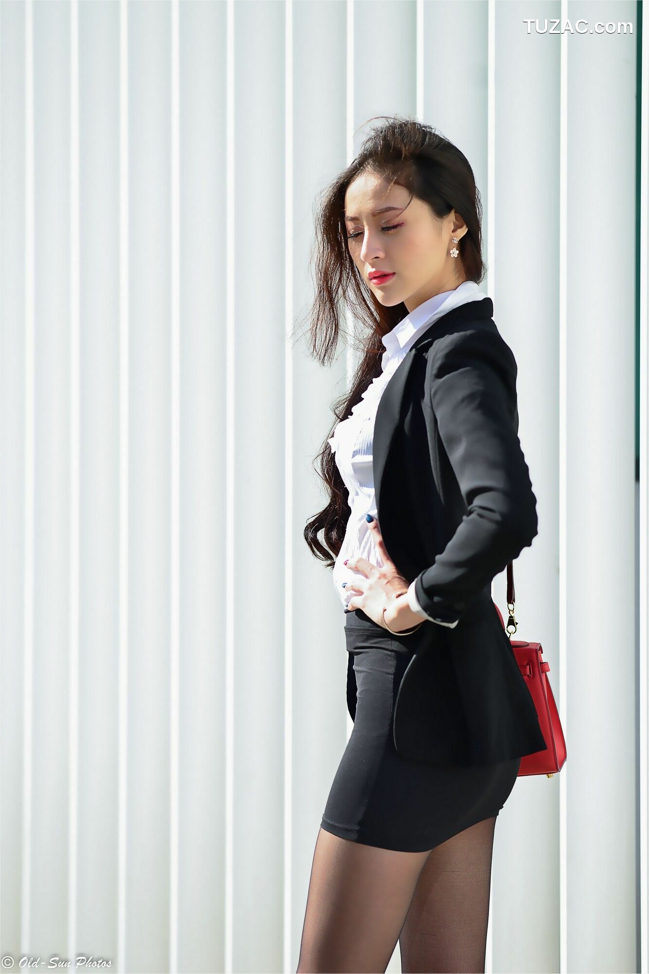 台湾正妹_ 小梵《展覽館旁OL街拍》 写真集[86P]