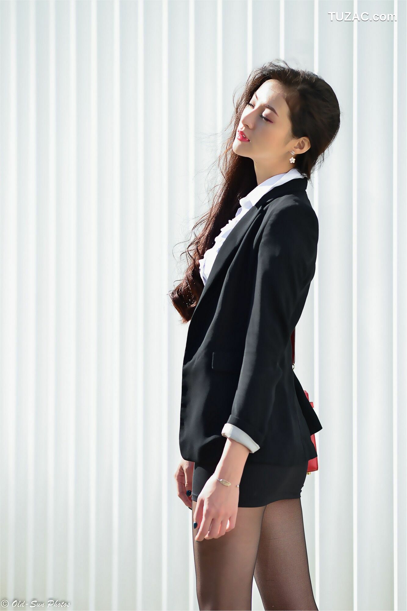 台湾正妹_ 小梵《展覽館旁OL街拍》 写真集[86P]