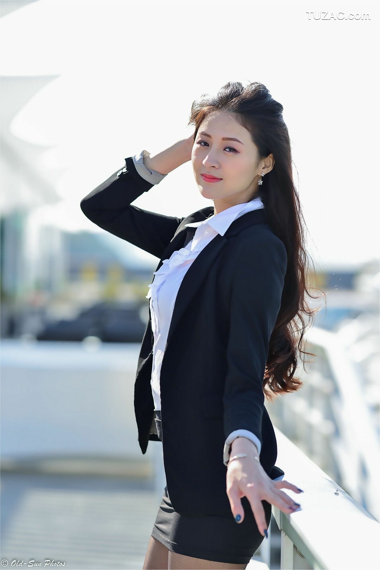 台湾正妹_ 小梵《展覽館旁OL街拍》 写真集[86P]